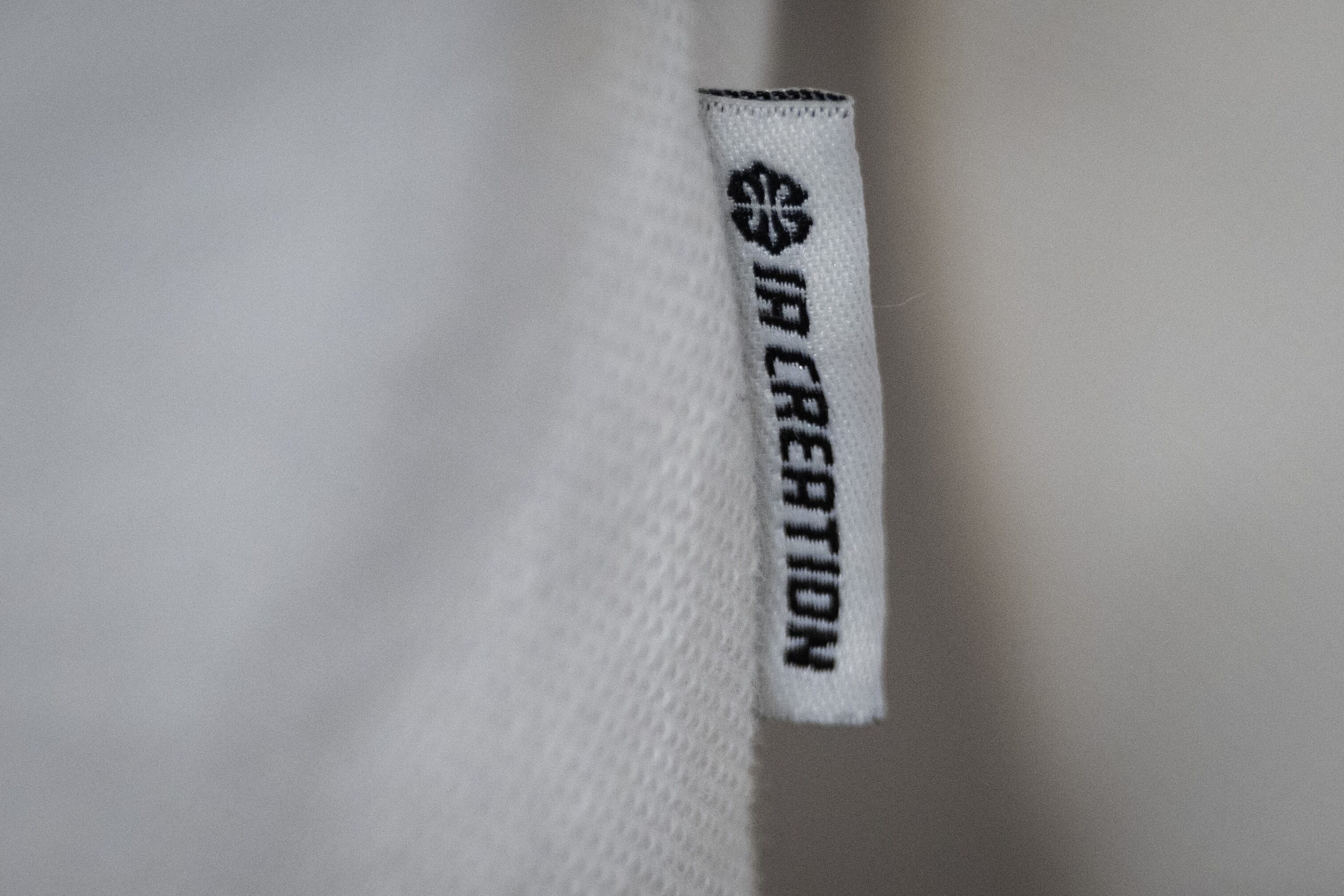 Esta fotografía muestra una etiqueta con la inscripción «IA creation» cosida en un polo diseñado por IA en las oficinas de la start-up Imki en Schiltigheim, cerca de Estrasburgo, en el este de Francia, el 26 de febrero de 2025.