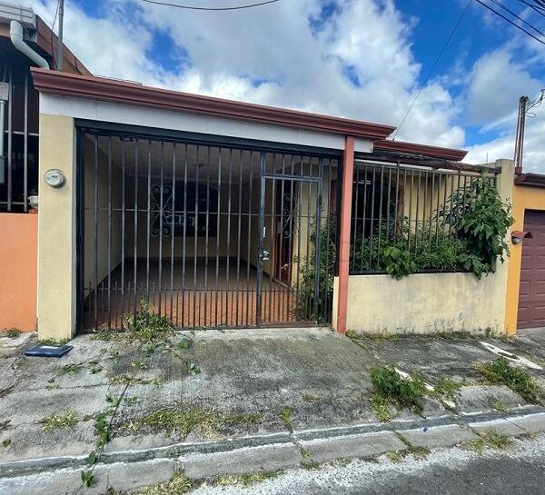 La casa en Aserrí está en un estado intermedio y cuenta con cochera, sala-comedor-cocina, tres dormitorios, un baño, cuarto de pilas y patio.