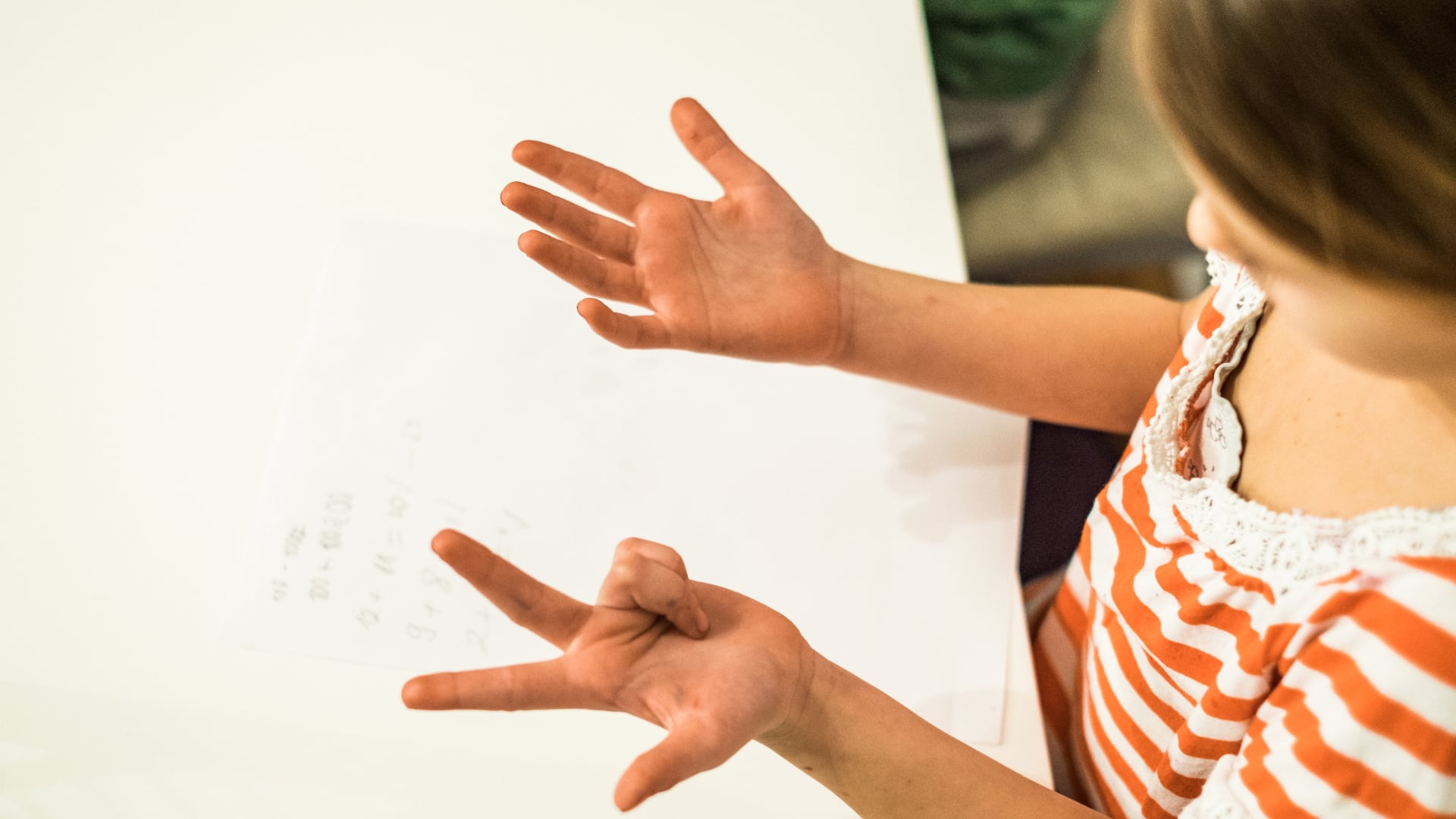 Contar con los dedos a edad temprana ayuda a niños a lograr mejores resultados en sumas cuando llegan a los 7 años.