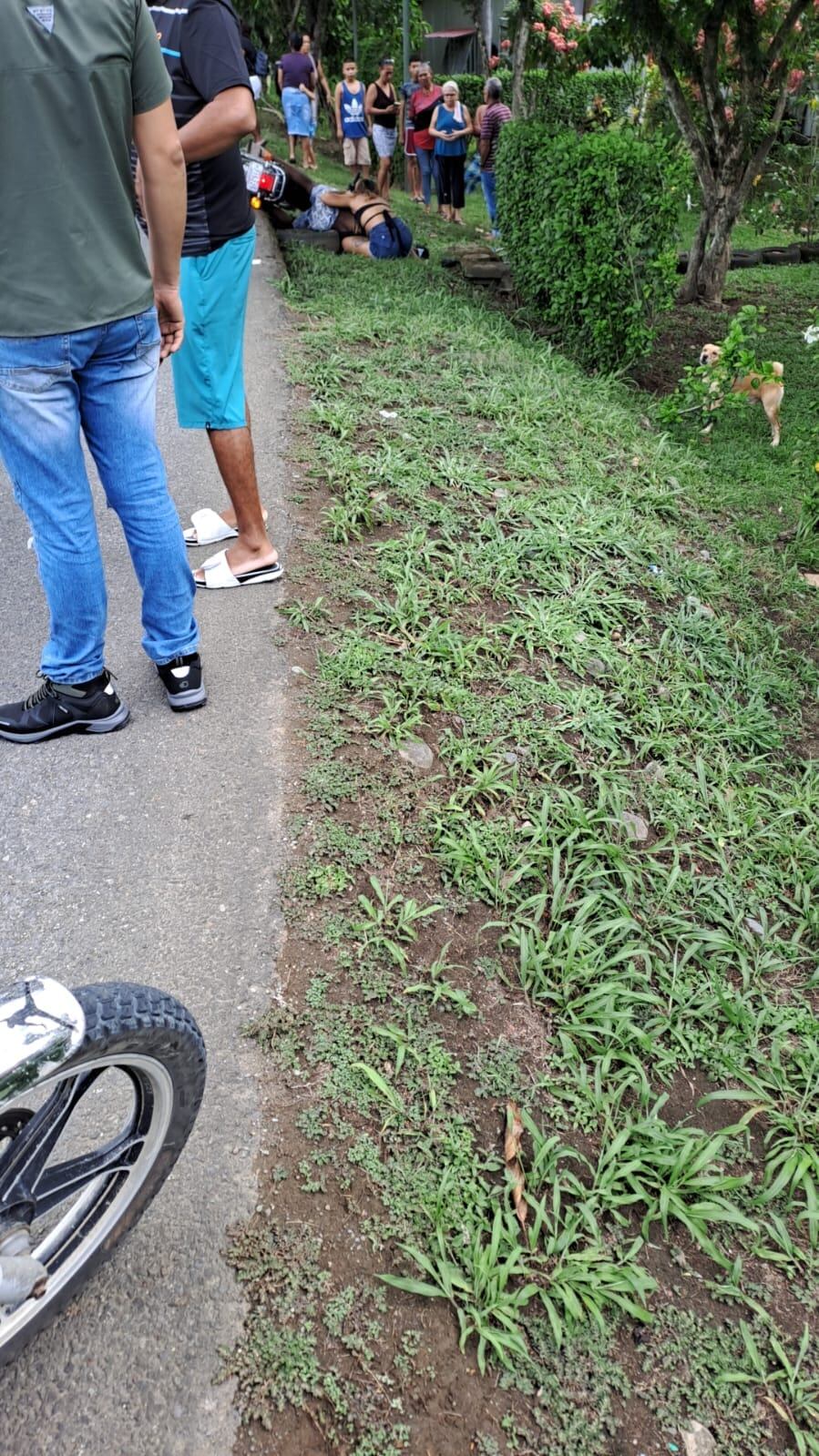 Los pistoleros huyeron en una moto blanca, luego de propinar múltiples impactos a Phillips. Foto: Cortesía San Clemente Informa.