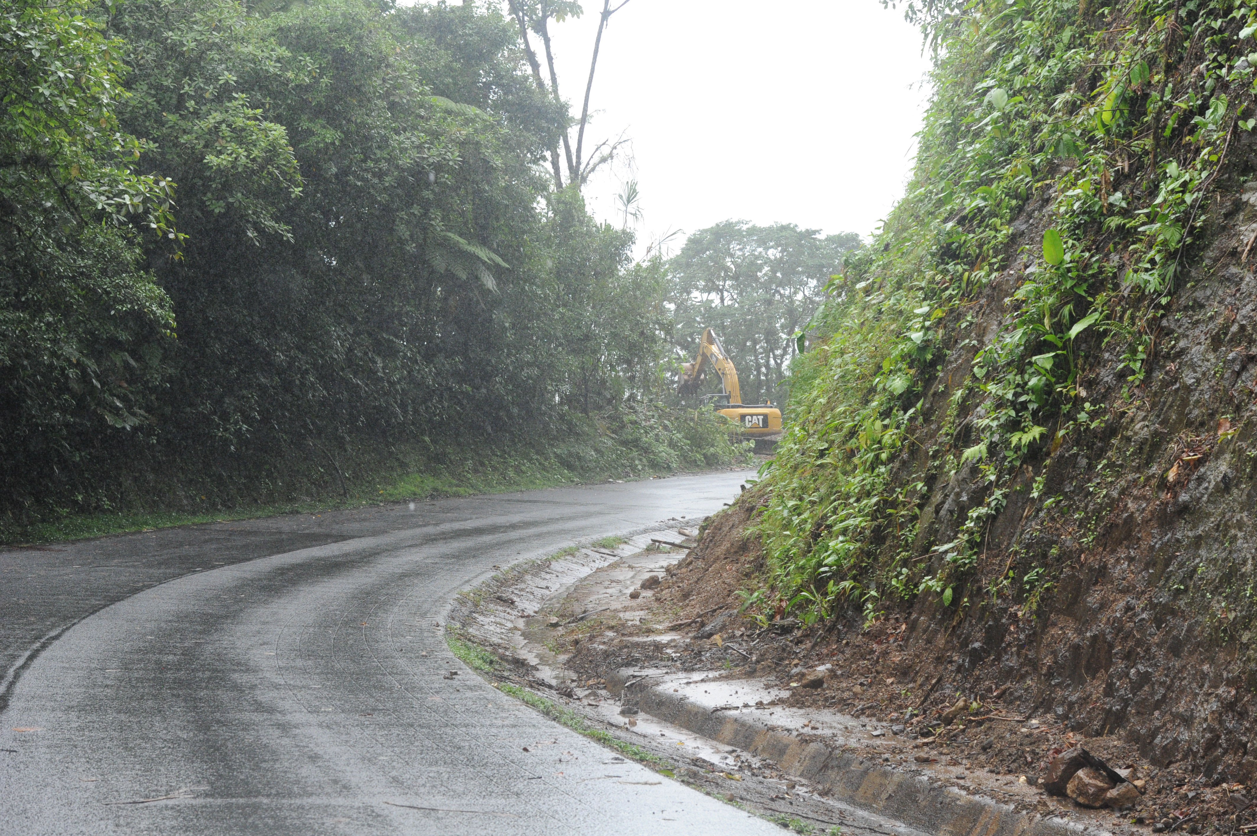 Zurquí ruta 31 voladura de enorme roca