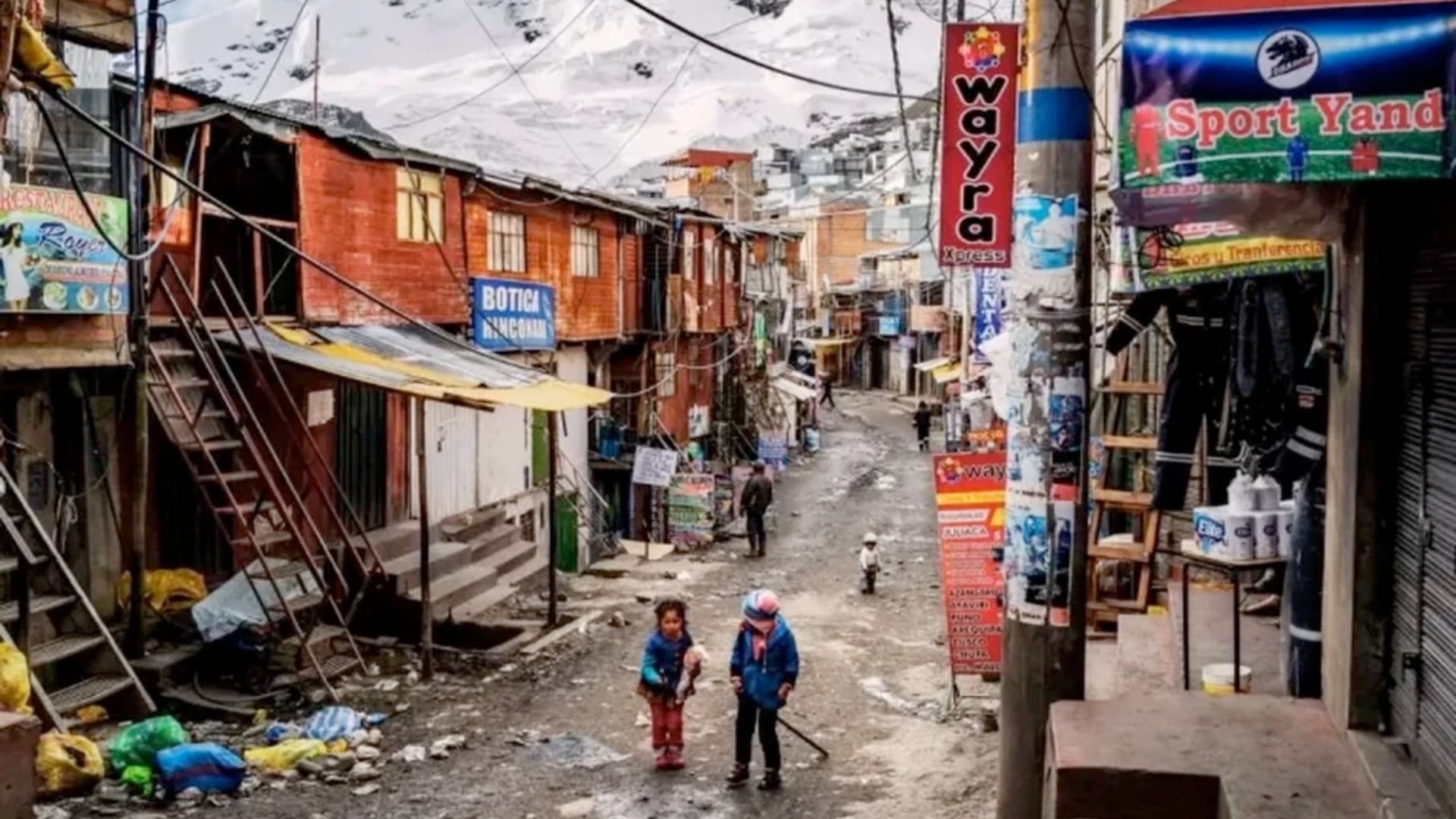 A más de 5.000 metros, La Rinconada en Perú es la ciudad más alta del mundo. Vive sin saneamiento, con minería informal y una esperanza de vida de 35 años.