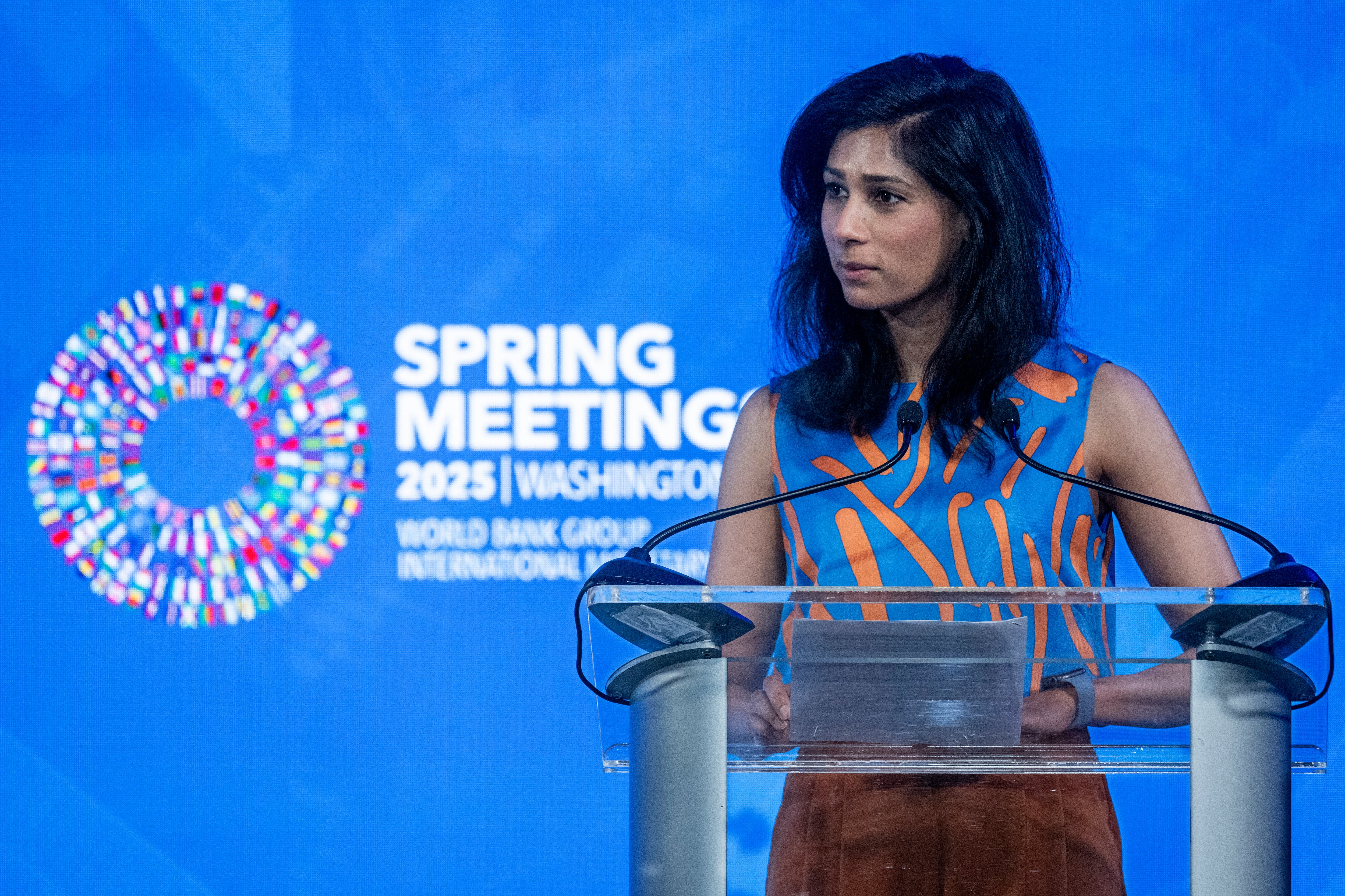Gita Gopinath, Primera Subdirectora Gerente del Fondo Monetario Internacional, durante su discurso inaugural en las Reuniones de Primavera del Grupo FMI-Banco Mundial en la sede del FMI en Washington D. C., este lunes 21 de abril. Fotografía:
