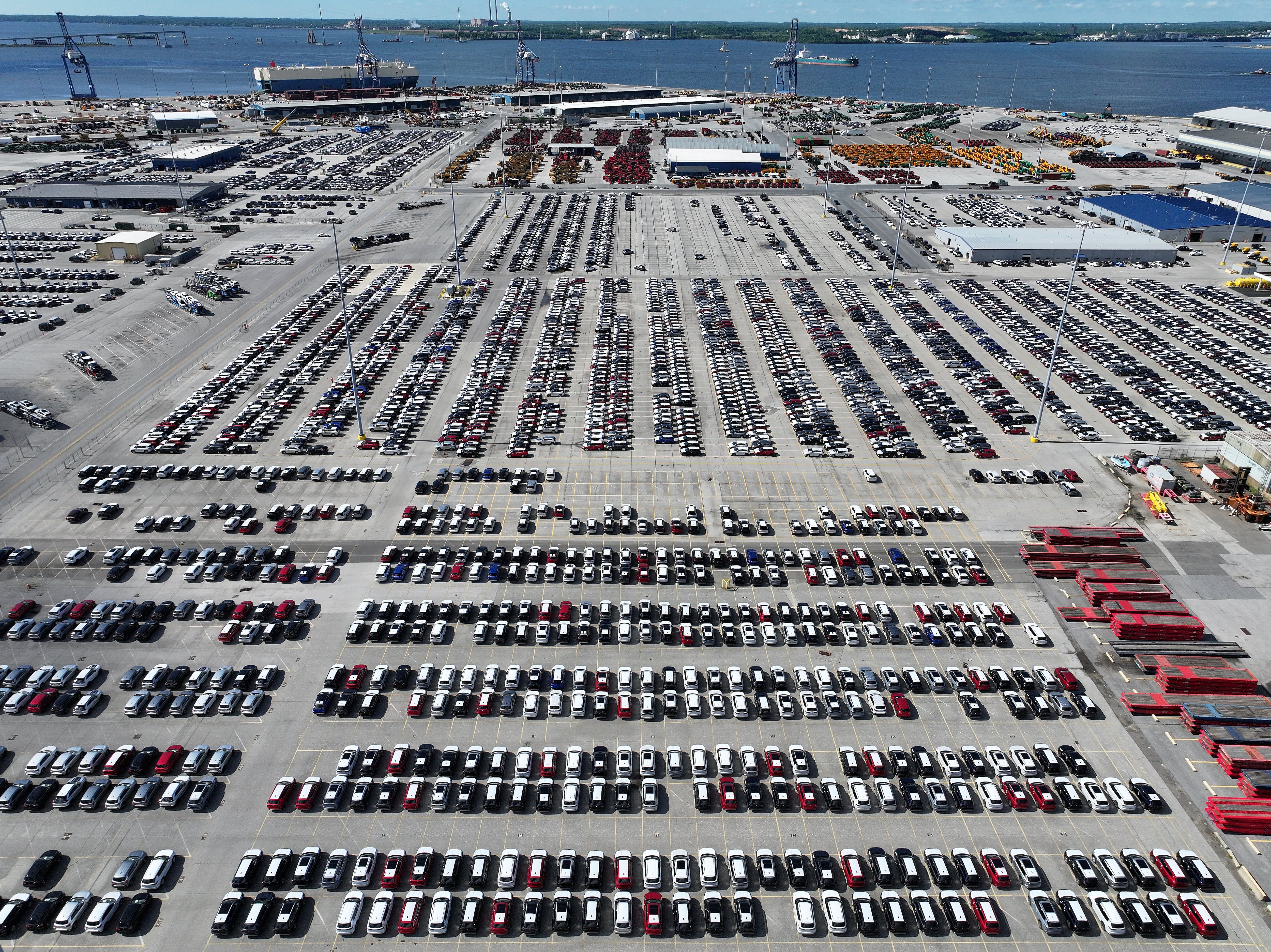 Vista aérea de automóviles estacionados en el estacionamiento de importación del Puerto de Baltimore este miércoles. Vehículos estadounidenses serían parte de los bienes que la UE incluiría en su propia ronda de aranceles. Fotografía: