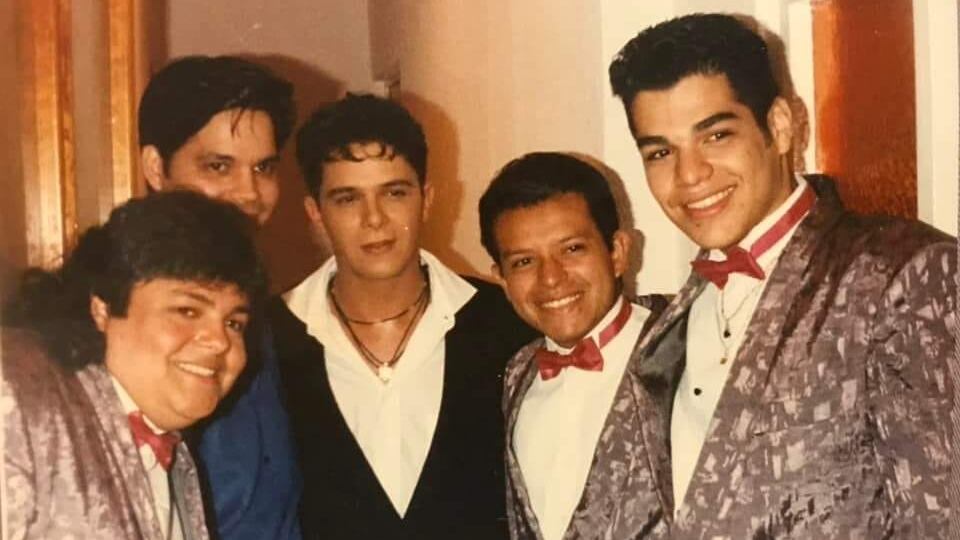 Cinco hombres sonriendo