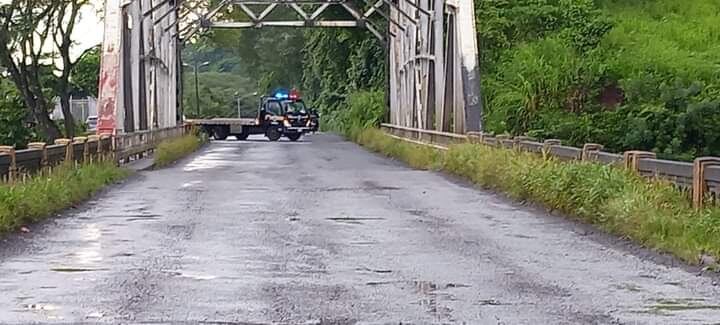 El Conavi evaluara las bases del puente cuando bajen las aguas, para determinar si se puede rehabilitar el paso entre Esparza y Puntarenas por la ruta N.° 1. Foto: Andrés Garita.