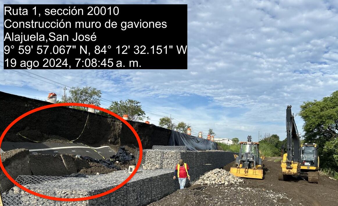 En su publicación este 19 de agosto, el Mopt divulgó esta imagen donde se aprecia (en rojo) una sección de asfalto con demarcación vial desprendida. Fotografía: Cuenta del MOPT en Facebook.