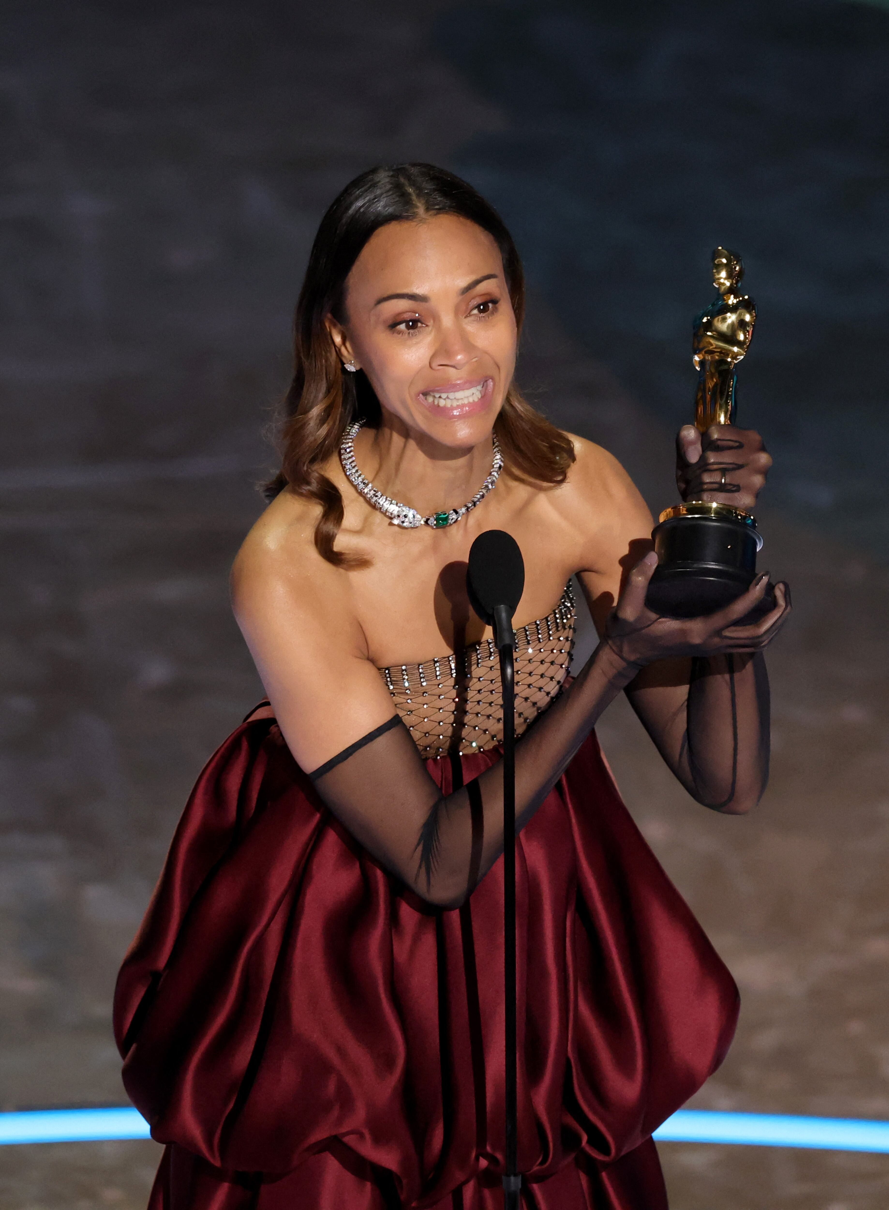 Zoe Saldaña acepta su Óscar.