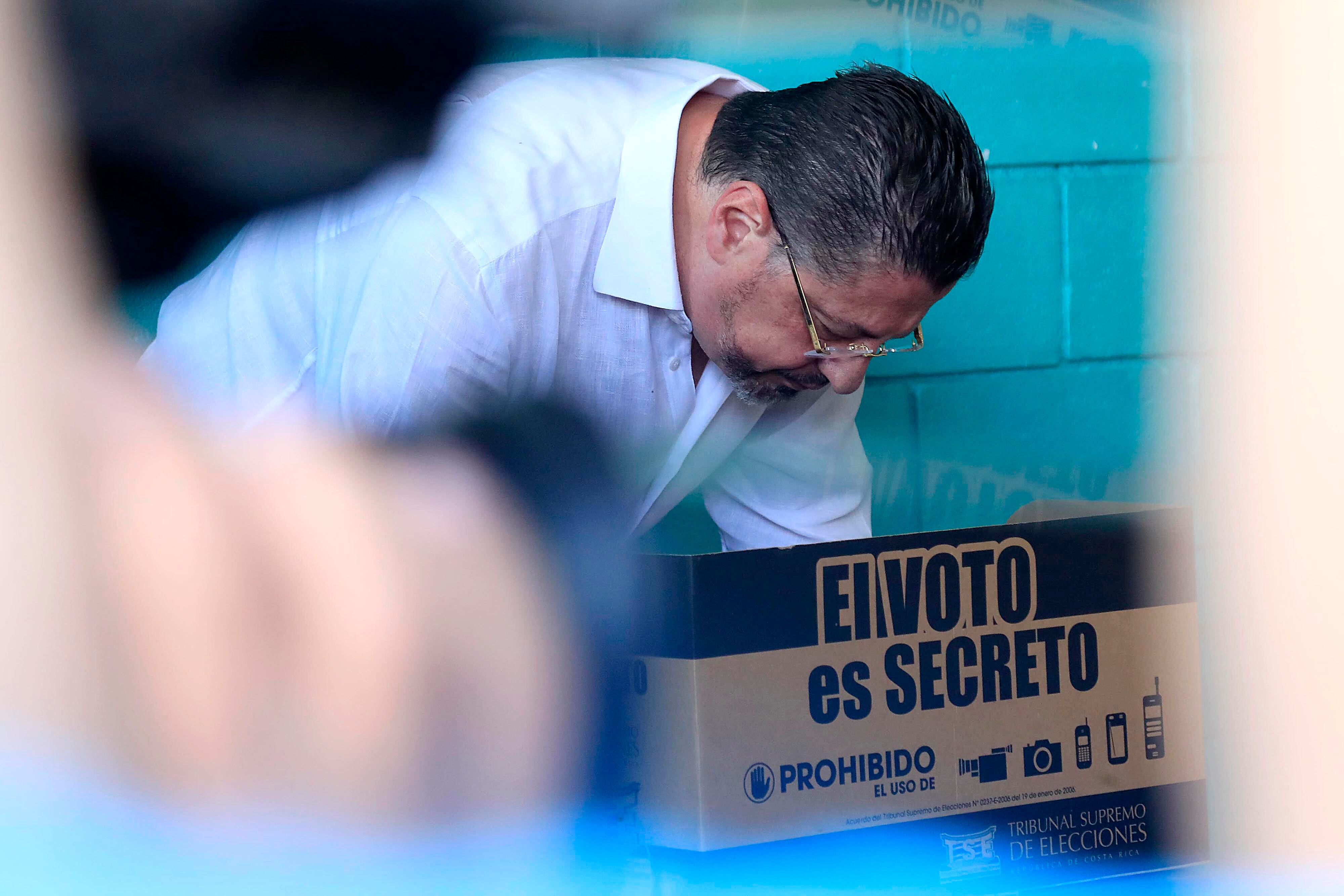 04/02/2024 Escuela Santa Mónica, El Encanto, Calle Blancos. Este domingo, se celebran las elecciones municipales para elegir 6.212 puestos en 84 cantones. Alcaldes, vicealcaldes, regidores y síndicos, entre otros, llegarán al poder en los comicios municipales. A las 12:00 m.d. ejerció su derecho al voto el presidente de la Repúblcia, Rodrigo Chaves.