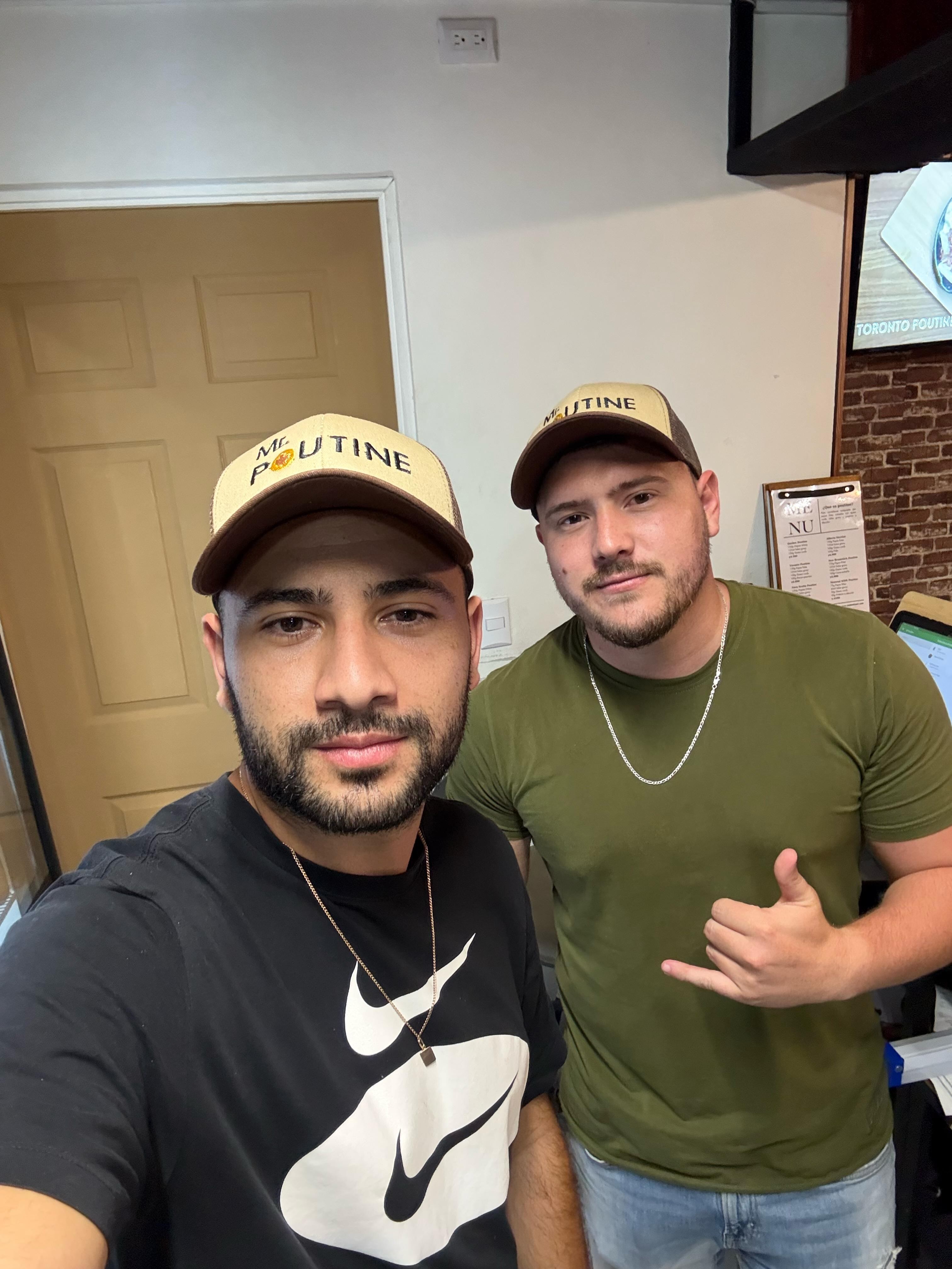 Jean Carlo Leitón (izq) y David Delgado, son mejores amigos desde los tres años y decidieron abrir el primer restaurante de comida canadiense. Ellos tardaron un mes en perfeccionar la receta de la salsa, añadiéndole un toque tico.