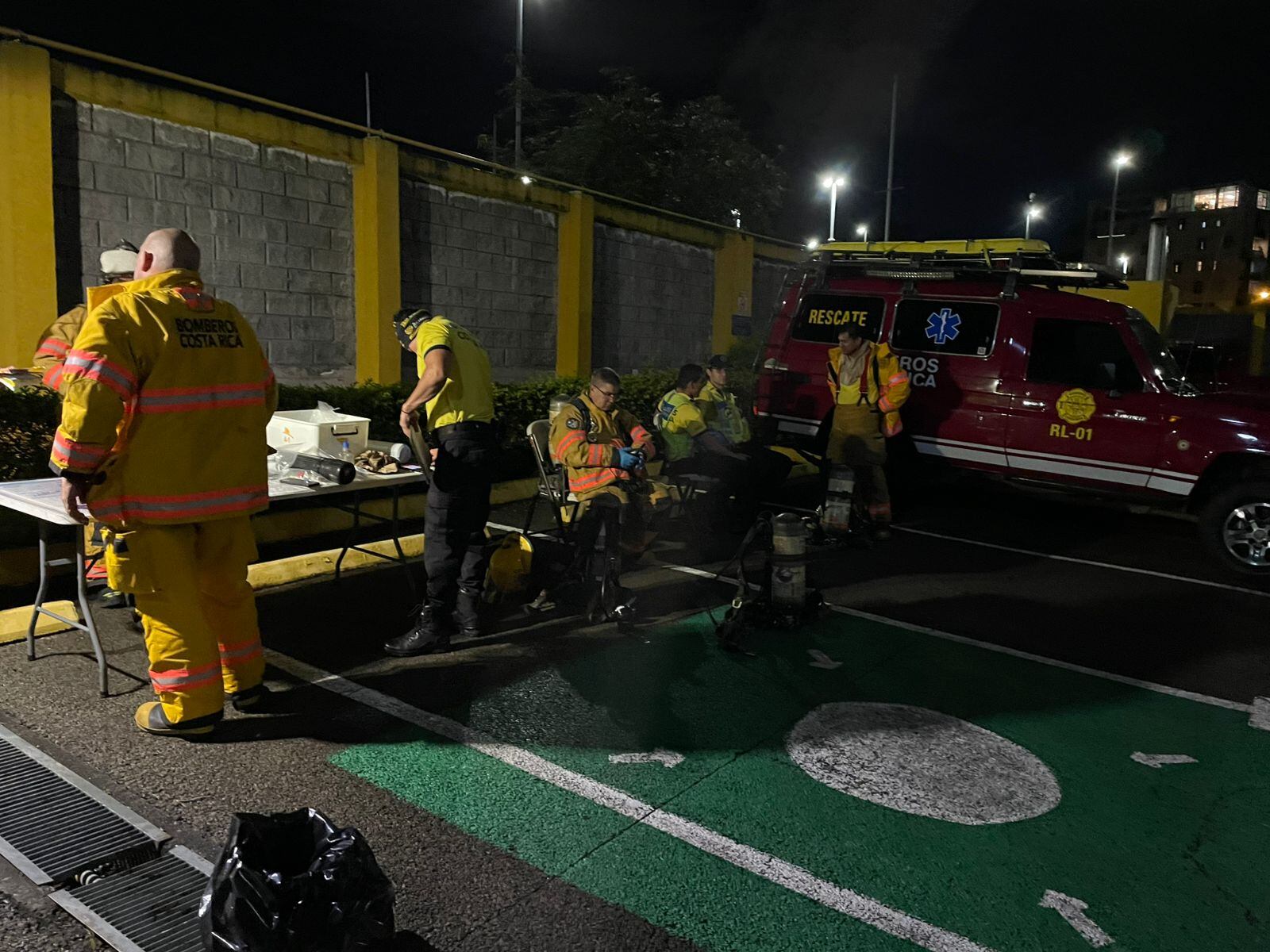 El Cuerpo de Bomberos atendió una emergencia en el hotel City Express by Marriott, en Heredia. Una mujer resultó fallecida tras hacer contacto con una sustancia altamente tóxica. Ocho personas más resultaron afectadas.