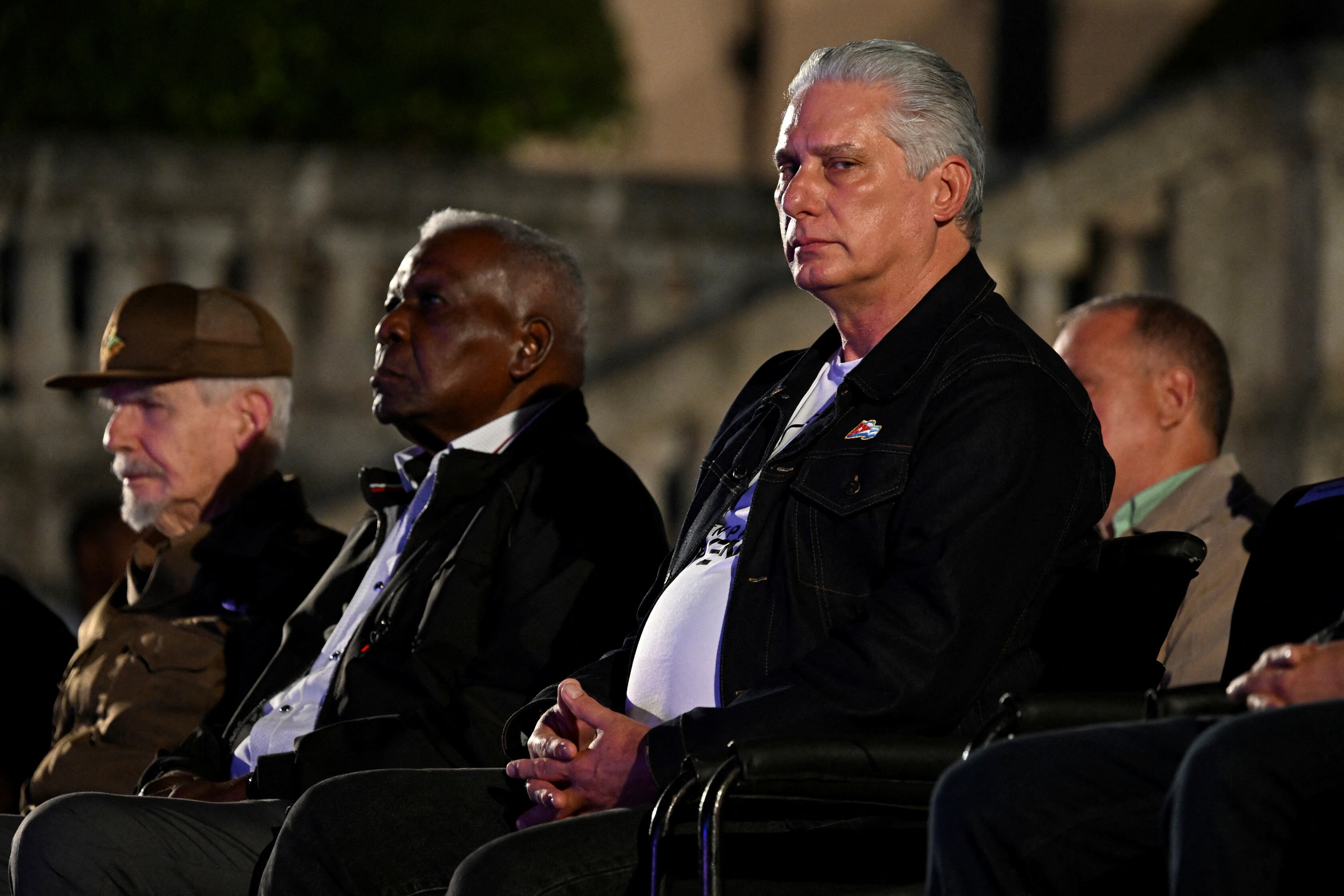 Miguel Díaz-Canel asegura que Cuba está lista para enfrentar 'circunstancias más difíciles' con Trump. En la imagen Díaz-Canel, durante una vigilia en La Habana, conmemorando el octavo aniversario de la muerte de Fidel Castro.