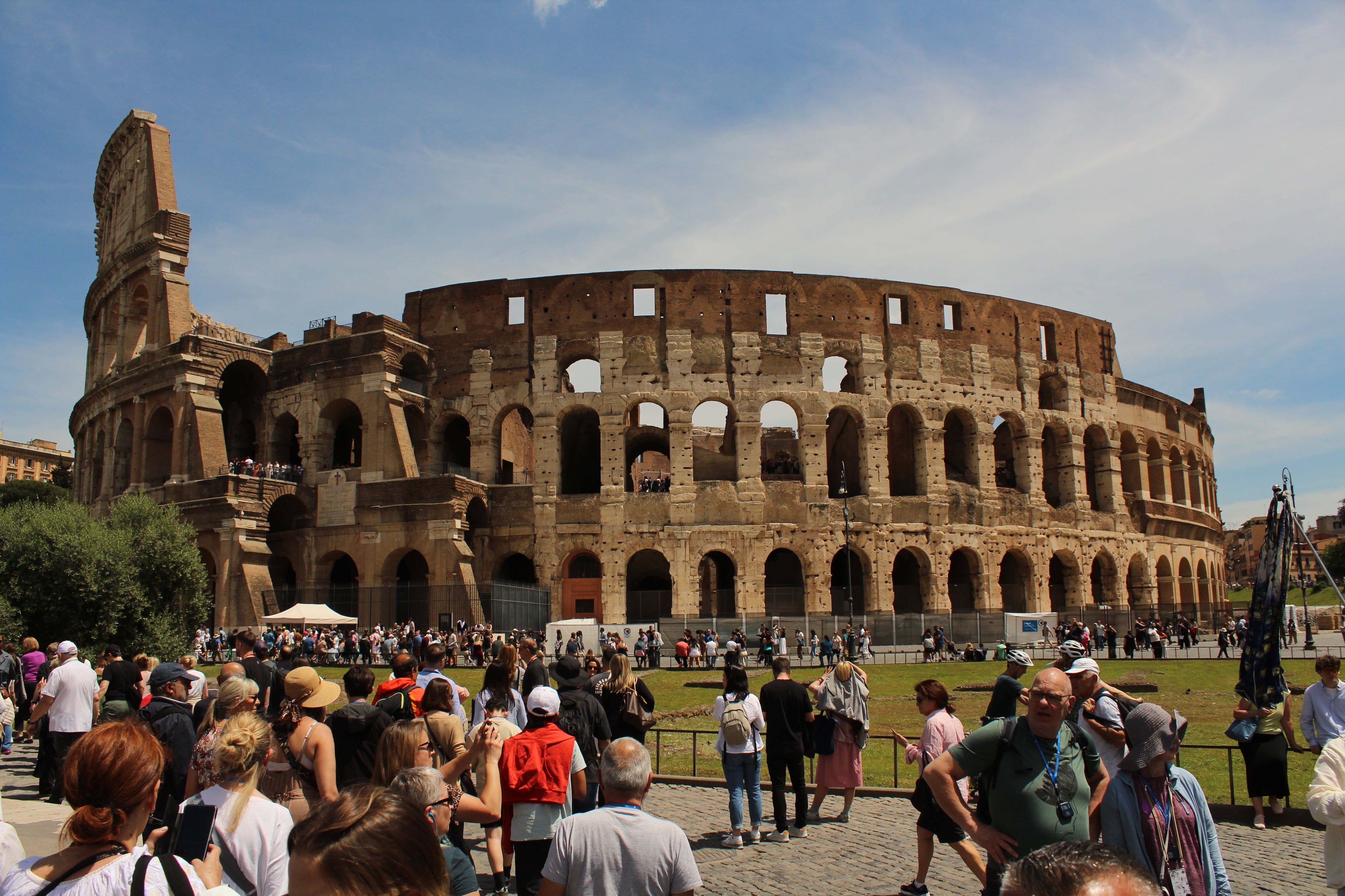 Roma, Italia - 8 de mayo de 2025: Anfiteatro del Coliseo Romano. Panorámica de la antigua Roma. Vista interior desde el Coliseo con turistas