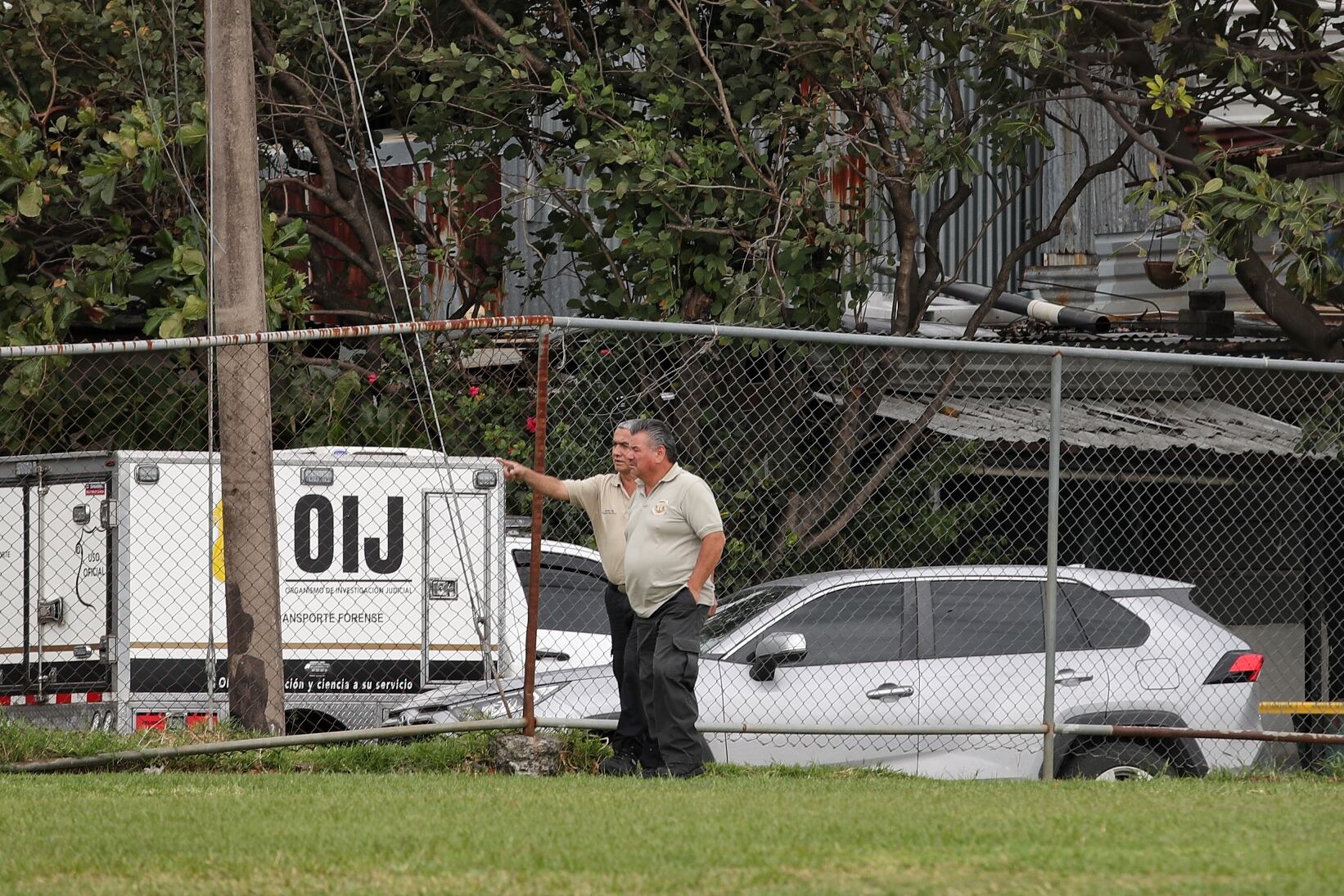 30/12/2023/ Investigadores y oficiales del OIJ. Realizan levantamiento de dos hombres asesinados en la madrugada de este sábado 39 de diciembre en Rincon Grande de Pavas / foto John Durán