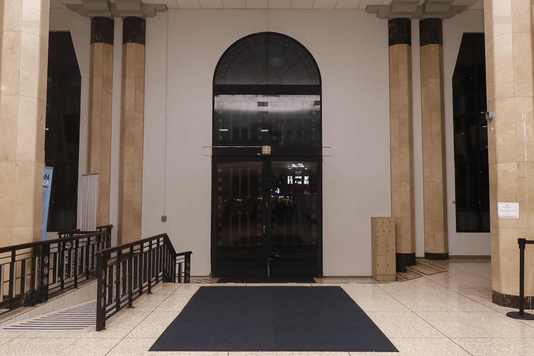 25/10/2024. Retratos a Andrés Fernández, historiador de arquitectura en Costa Rica en el edificio del Banco Nacional, San José. Fotografía: Lilly Arce
