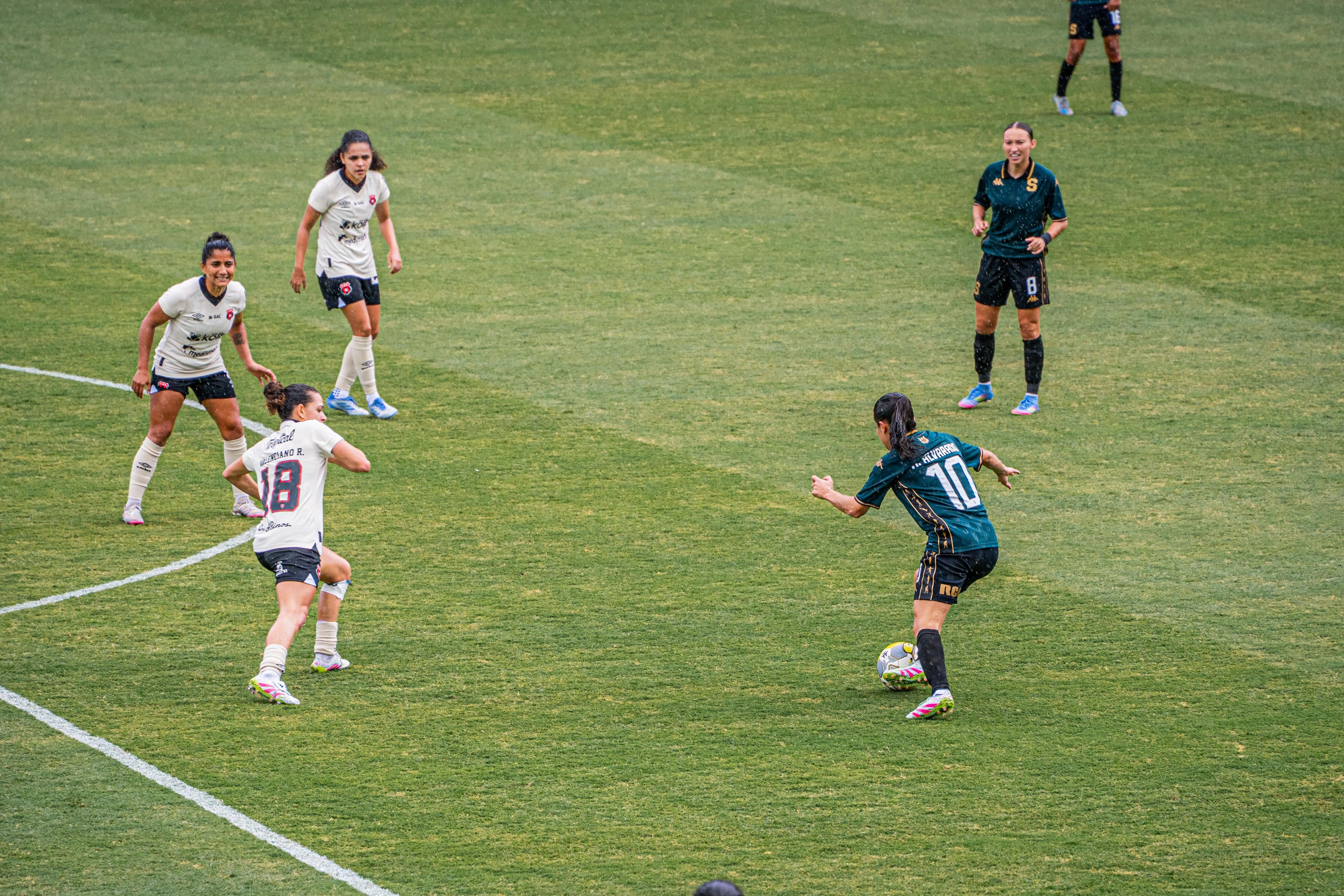 El clásico femenino entre Saprissa FF y Liga Deportiva Alajuelense se juega bajo la lluvia.