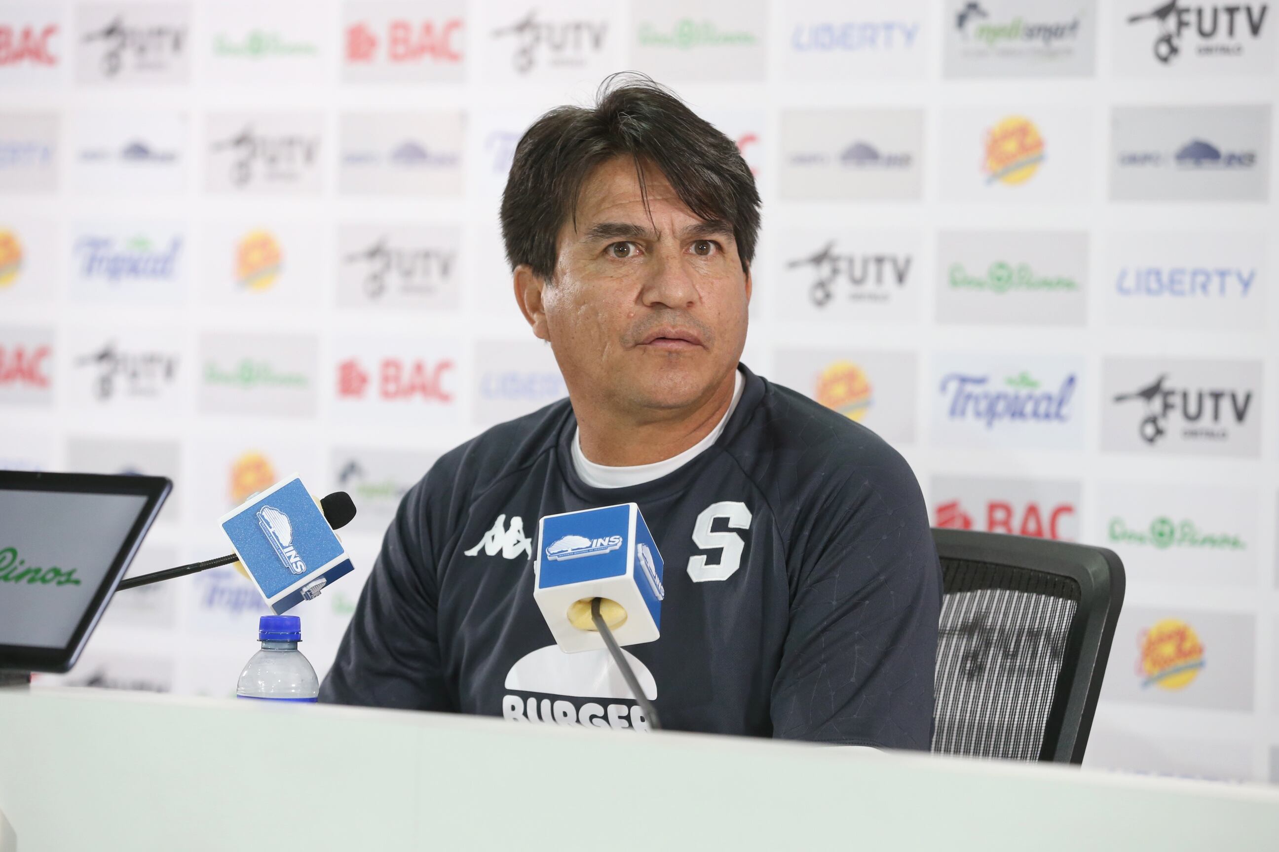 30/08/24/ Conferencia de prensa de Vladimir Quesada DT de Saprissa y presentación de Óscar Duarte y Deyver Vega como májenos jugadores de Saprissa / Foto John Durán