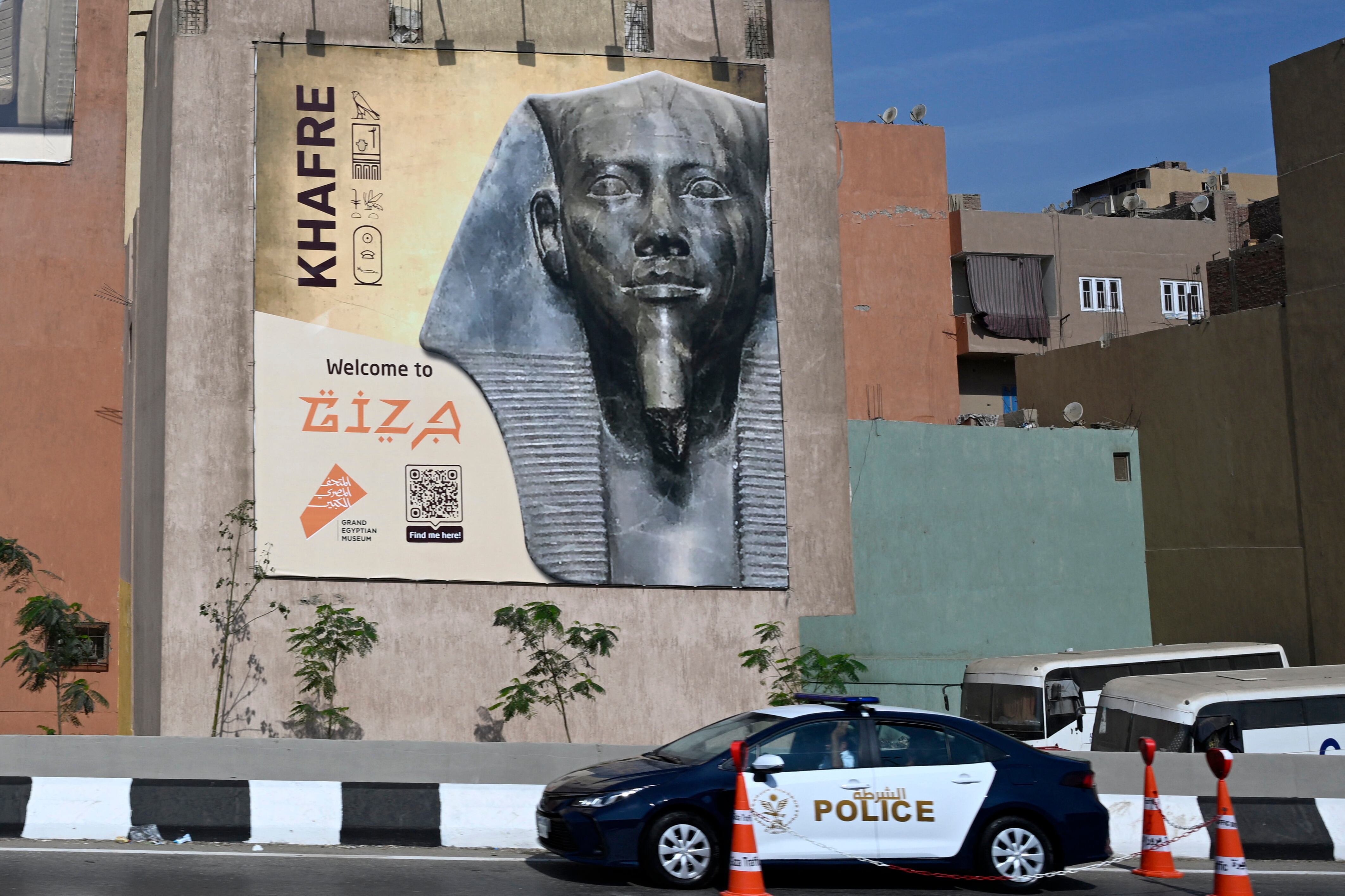 El Gran Museo Egipcio se levanta frente a las pirámides de Guiza, tras dos décadas de construcción y más de mil millones de dólares de inversión. Foto: Khaled DESOUKI / AFP