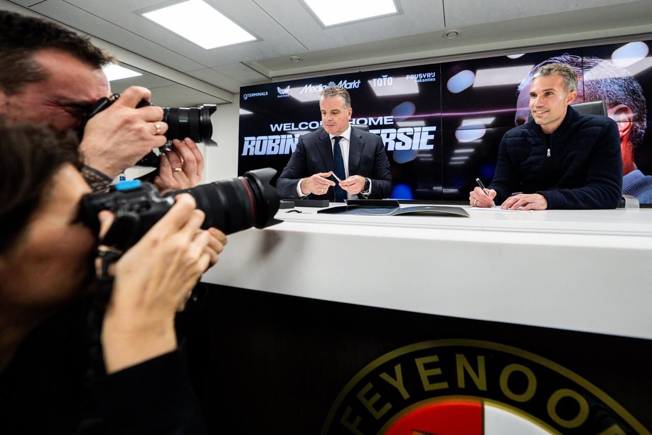 Robin Van Persie comienza su aventura como entrenador del Feyenoord de Países Bajos.
