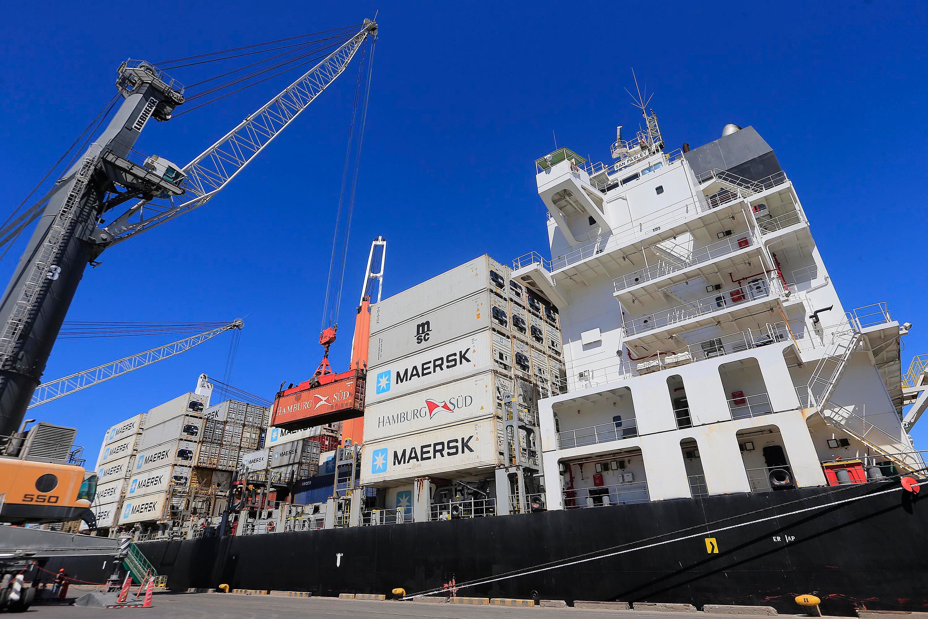 Un buque de carga en Puerto Caldera vinculado a la noticia de la invitación a Costa Rica para unirse al Acuerdo Transpacífico (CPTPP).