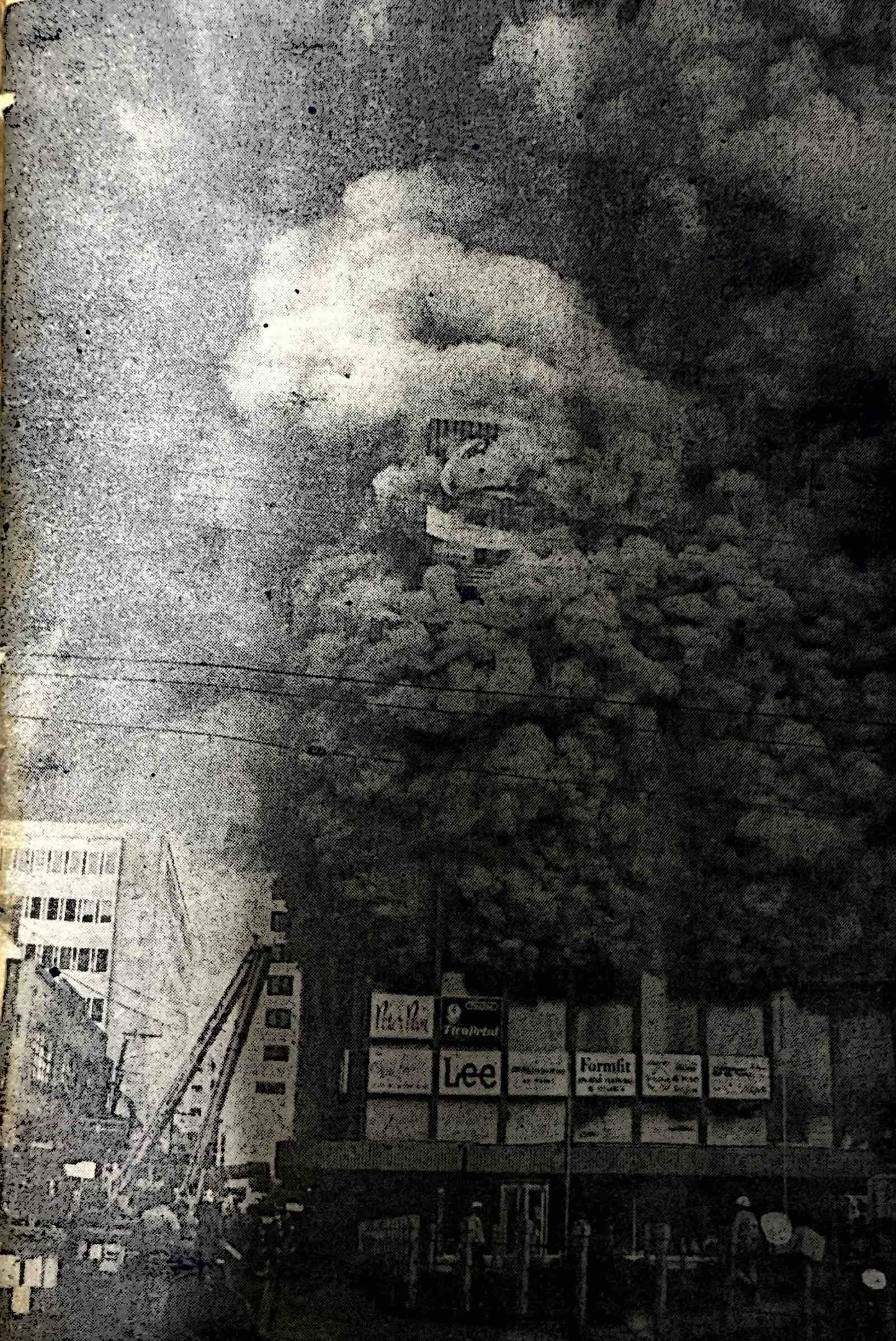Incendio de la tienda La Gloria, en San José, el 30 de julio de 1976.