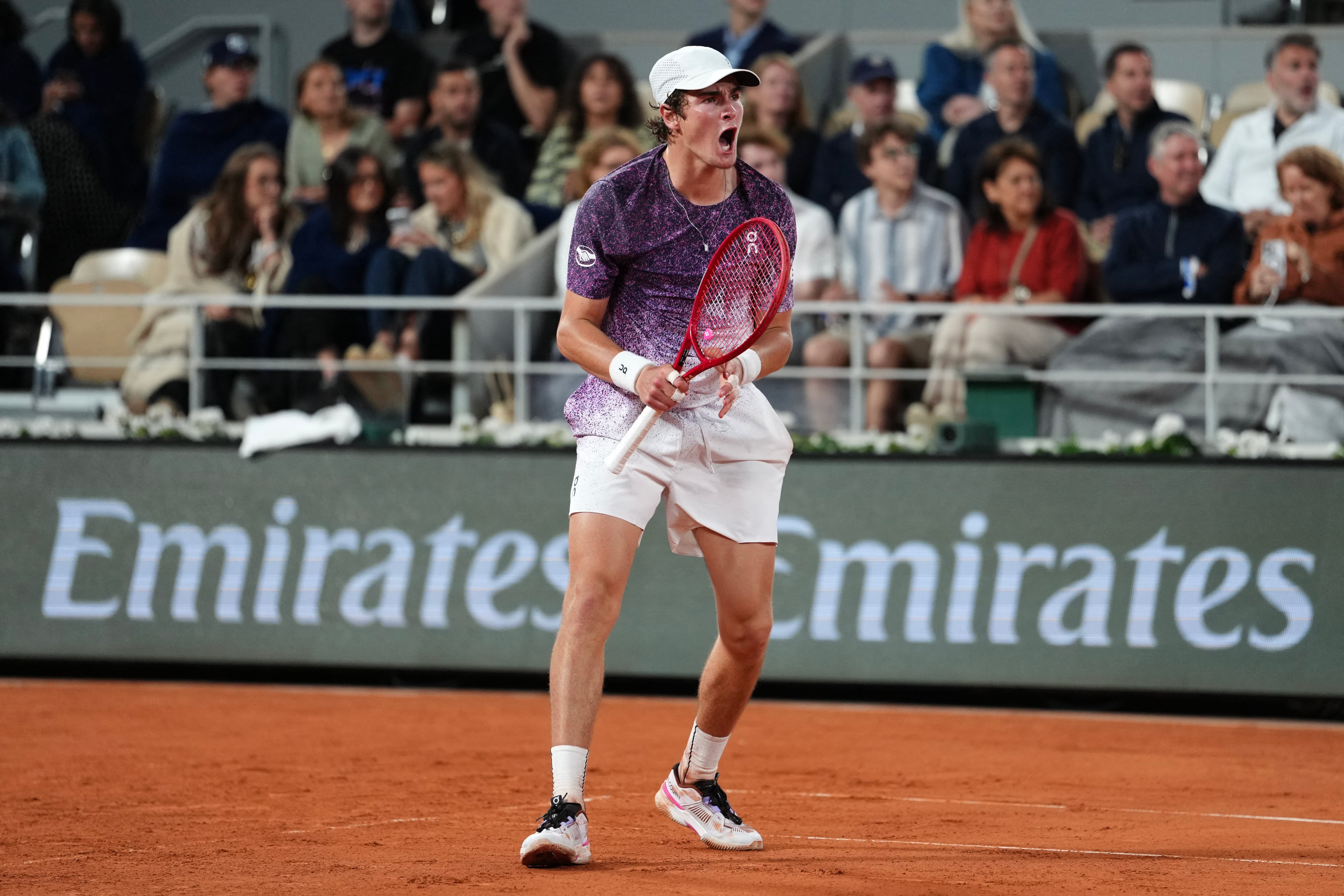 El brasileño João Fonseca reacciona tras ganar un punto ante el noruego Casper Ruud durante su partido de individuales masculino en la octava jornada del torneo de tenis Roland Garros, disputado en la cancha Philippe-Chatrier del complejo Roland Garros, en París, el 31 de mayo de 2026. (Foto: Dimitar Dilkoff / AFP).