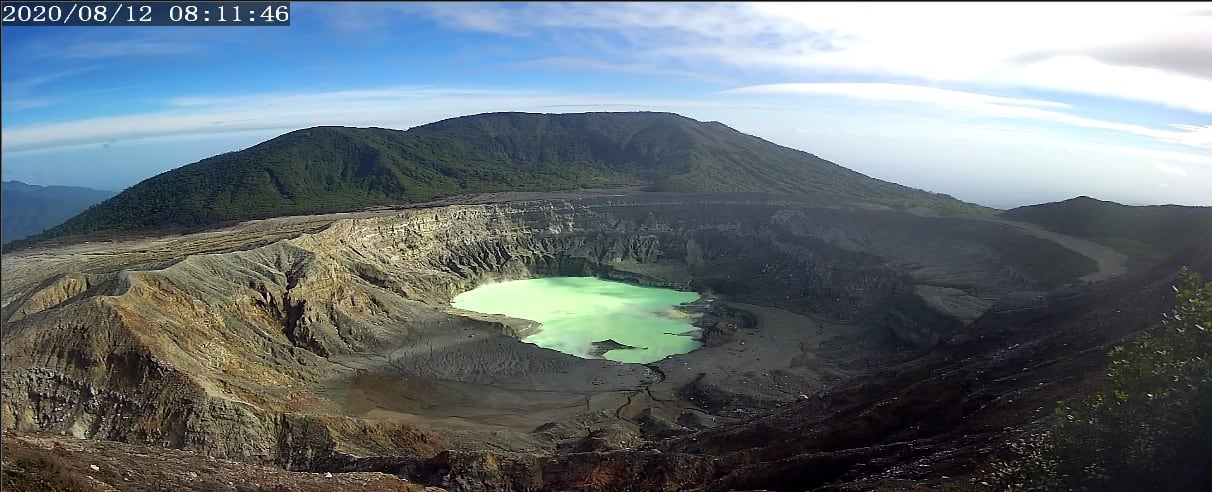 Este miércoles a las 11:46 el Poás lucía despejado y su laguna grisácea se divisaba desde el mirador. Foto: Cortesía RSN.