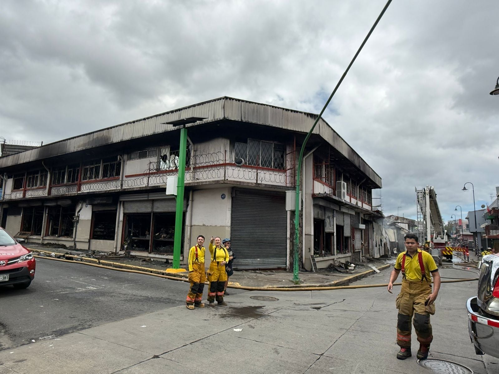 Bomberos continúa este domingo con las labores para extinguir los focos de fuego que permanecen en la estructura.