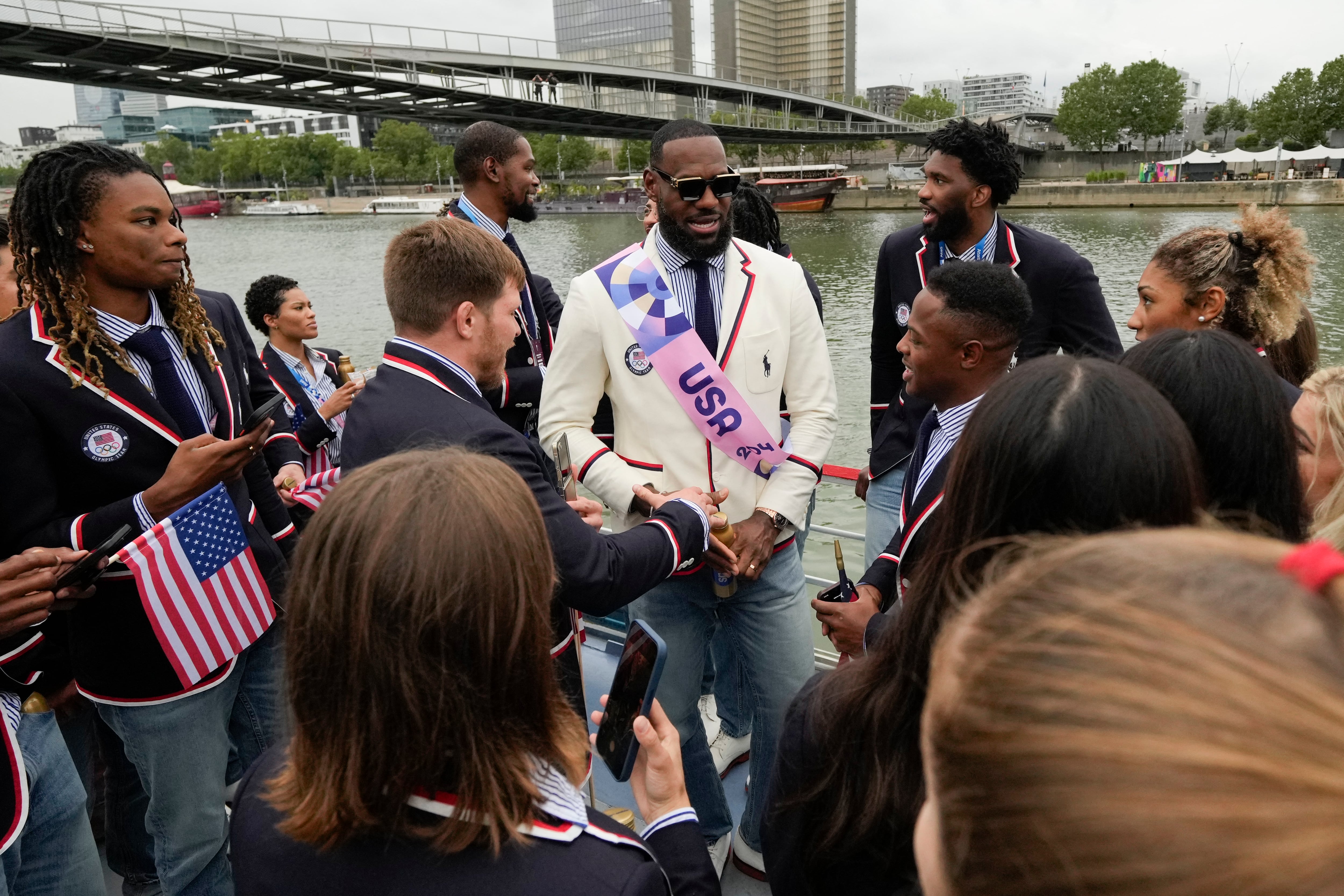 LeBron James, de Estados Unidos, viaja en un bote con sus compañeros de equipo por el río Sena en París, Francia, durante la ceremonia de apertura de los Juegos Olímpicos de Verano 2024.