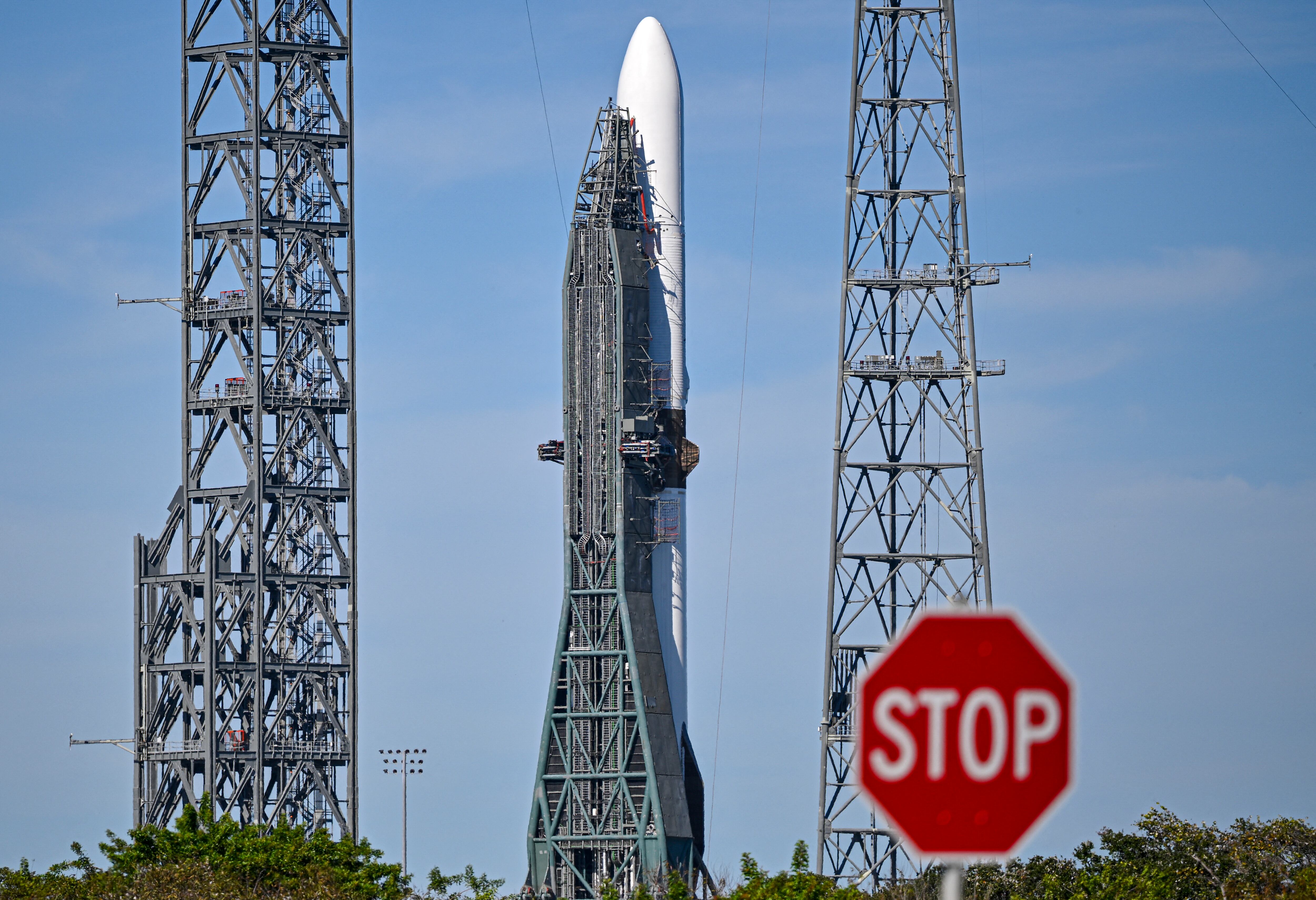 NASA pospone el despegue del cohete New Glenn 2 hacia Marte debido a una tormenta solar que podría afectar la seguridad de la misión.