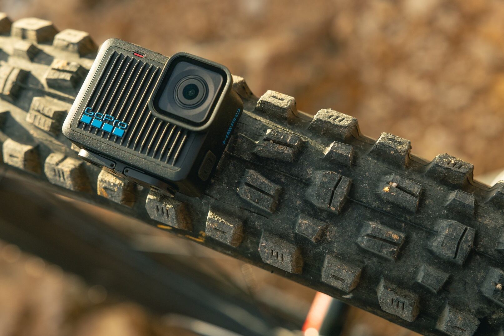 GoPro lanza su cámara HERO, la más ligera de su catálogo, con grabación 4K, pantalla táctil y batería de larga duración, ideal para aventuras extremas.