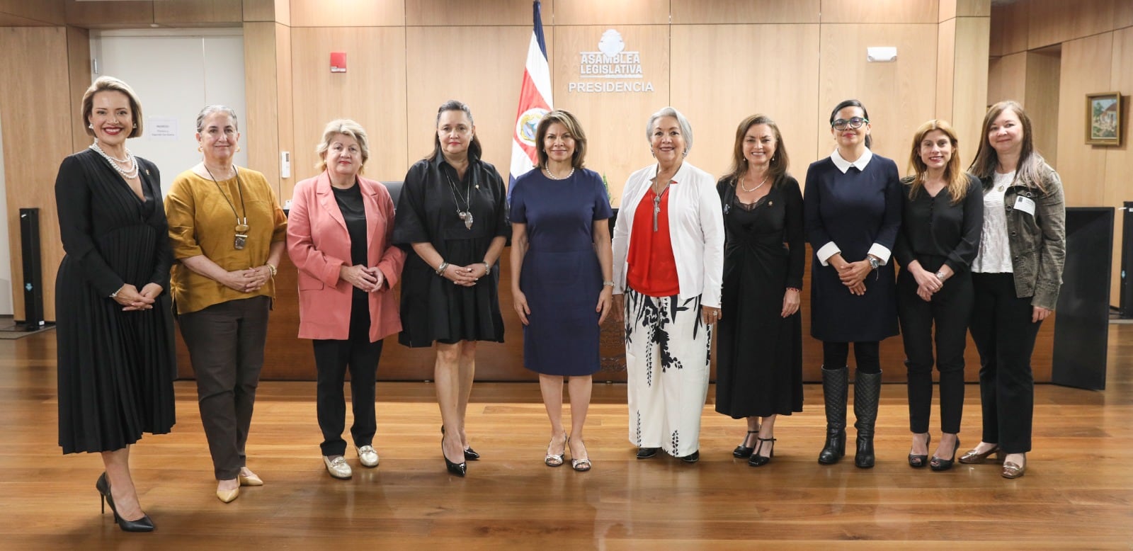 Vanessa Castro, presidenta interina del Congreso, recibió el respaldo de mujeres influyentes de la política nacional.
