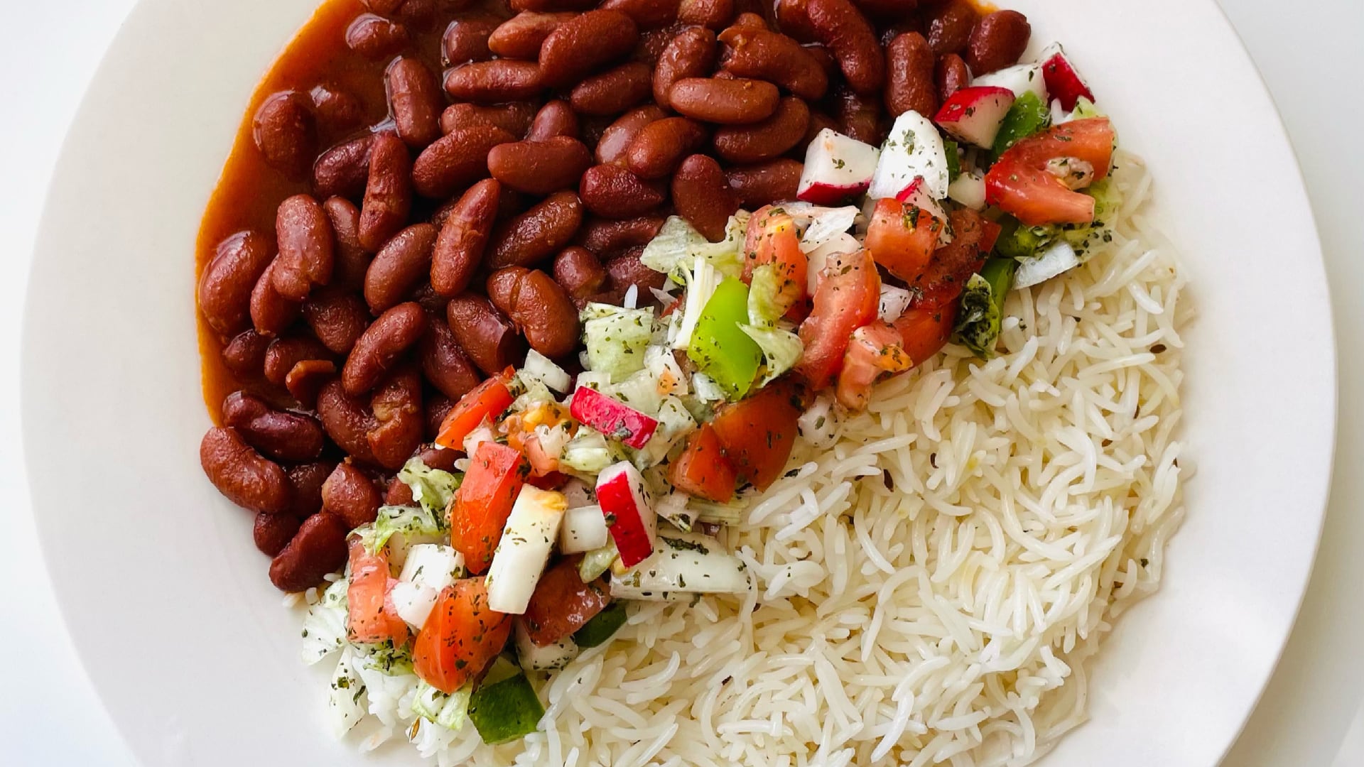 El arroz no necesita desaparecer del plato: al combinarse con frijoles, potencia su valor nutricional dentro de una alimentación balanceada.