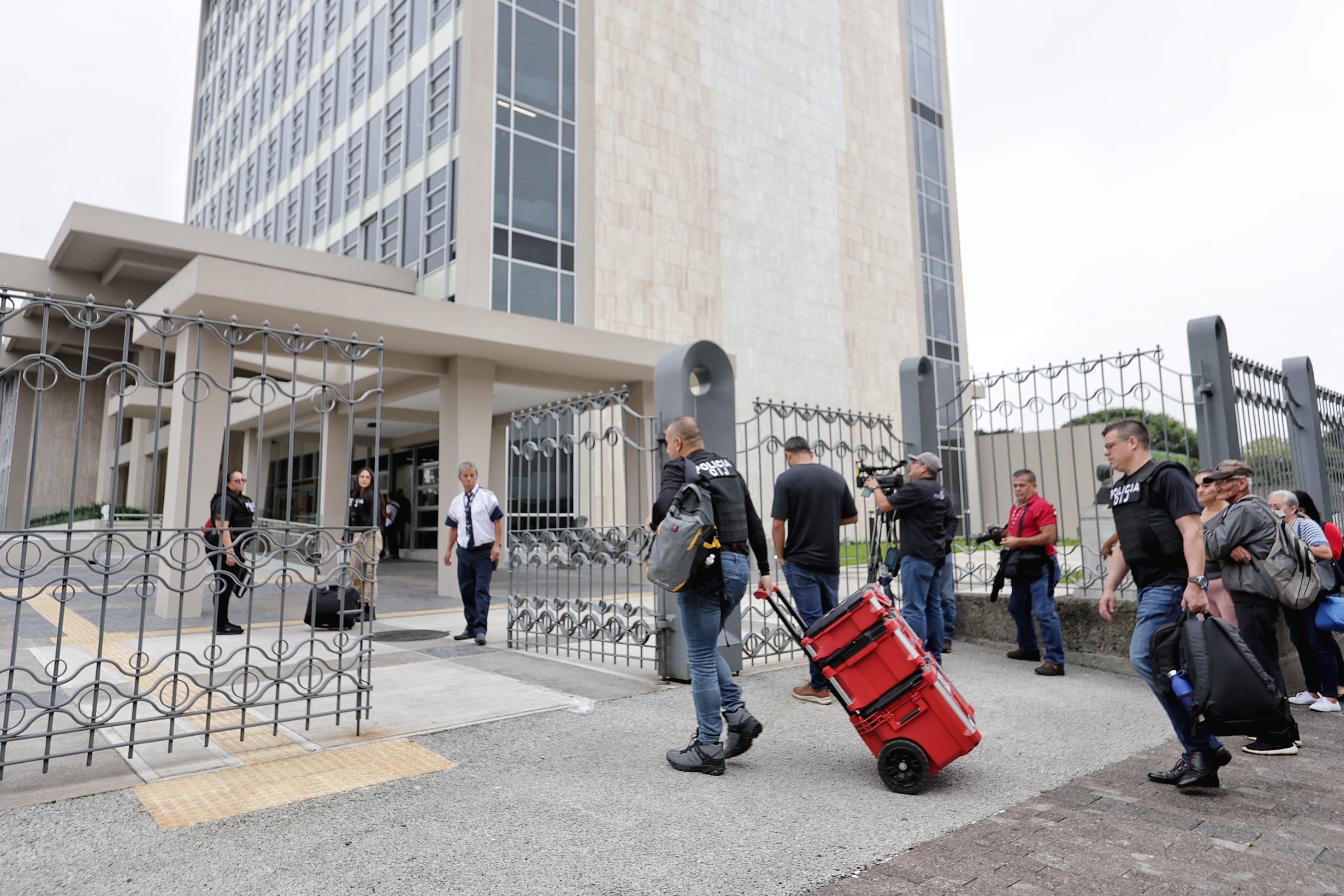 23/09/2024/ Allanamiento oficinas centrales de la CCSS / Foto John Durán