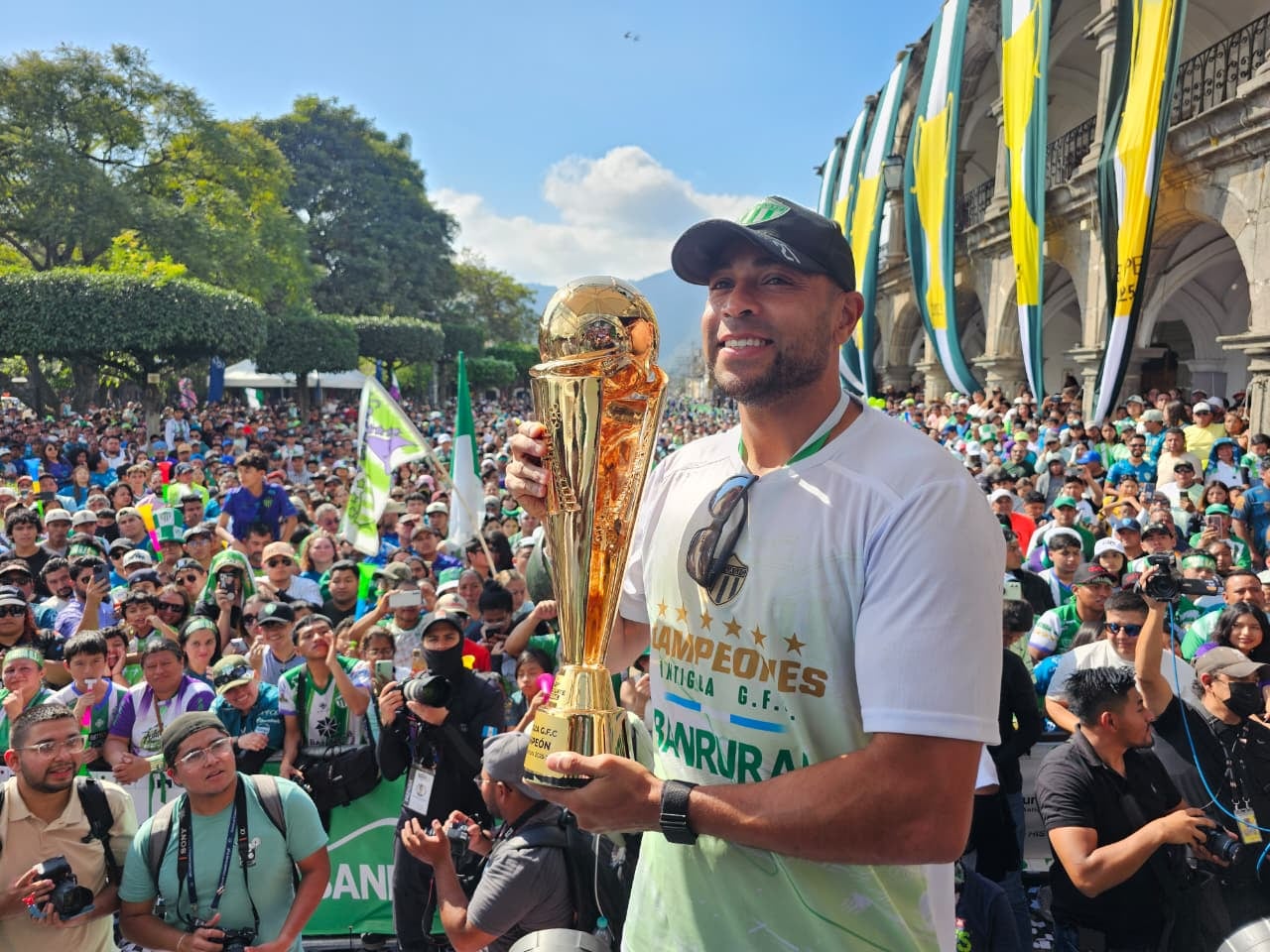 Alexander Robinson alzó la copa de campeón de Guatemala en la celebración del Antigua.