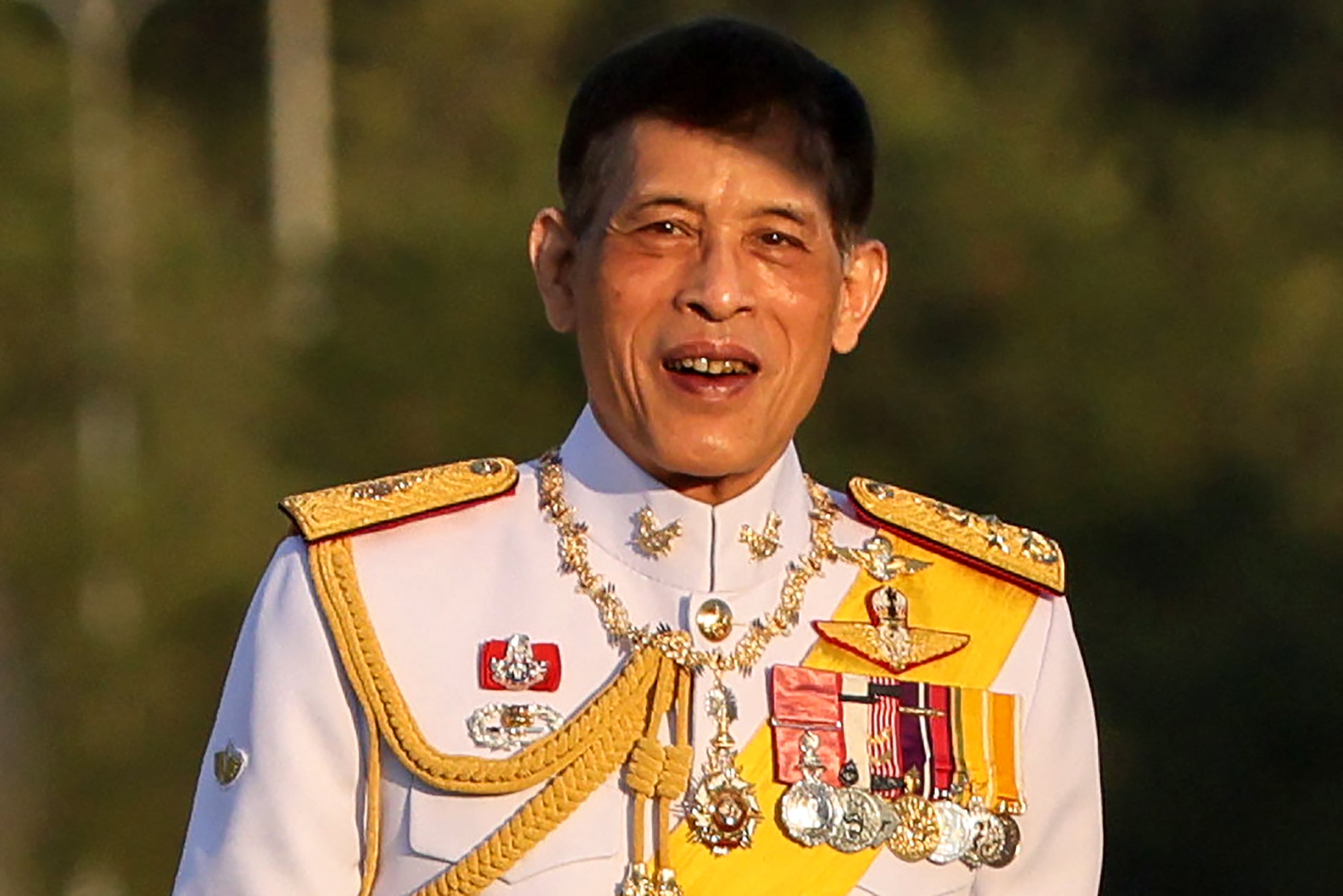 El rey de Tailandia, Maha Vajiralongkorn, asiste a una ceremonia de colocación de la primera piedra para un monumento dedicado a su padre, el fallecido rey Bhumibol Adulyadej, en un parque memorial en Bangkok, el 5 de diciembre del 2021. (Foto: Jack Taylor / AFP).