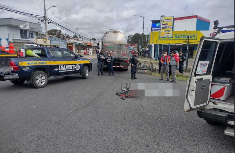 Un ciclista murió tras ser atropellado por cisterna en Cartago.