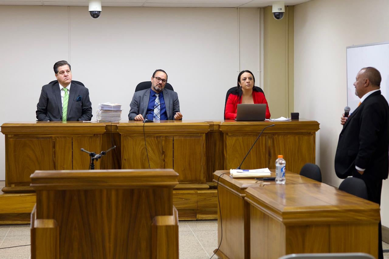 El tribunal lo integran los jueces Guillermo Arce, Hanzel Araya y Andrea Fonseca.