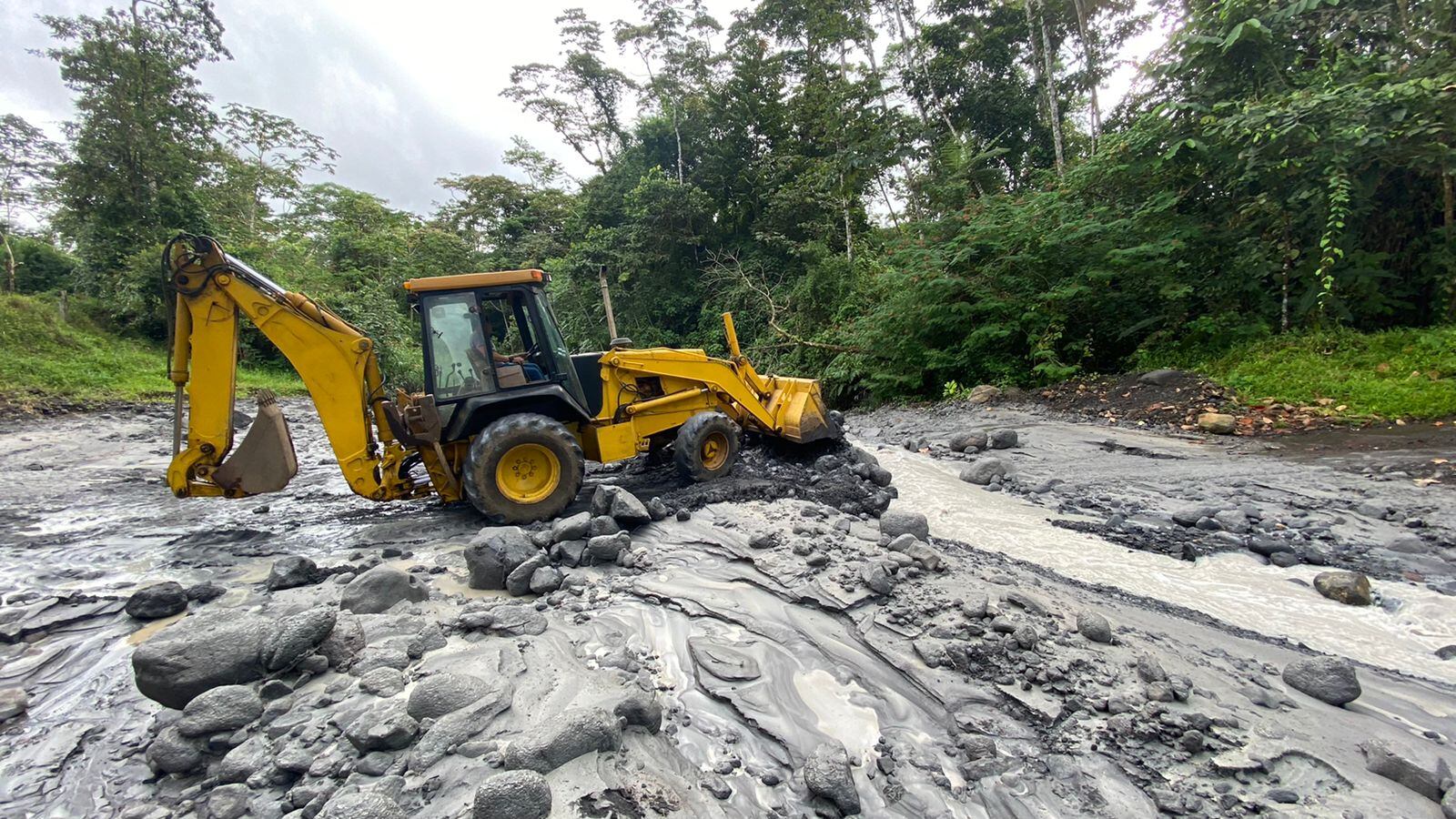 Este jueves tractores removían gran cantidad de piedras y cenizas que llegaron hasta Aguas Claras de Upala por la quebrada Azufrada. Foto: Cortesía, Mauricio Gutiérrez.