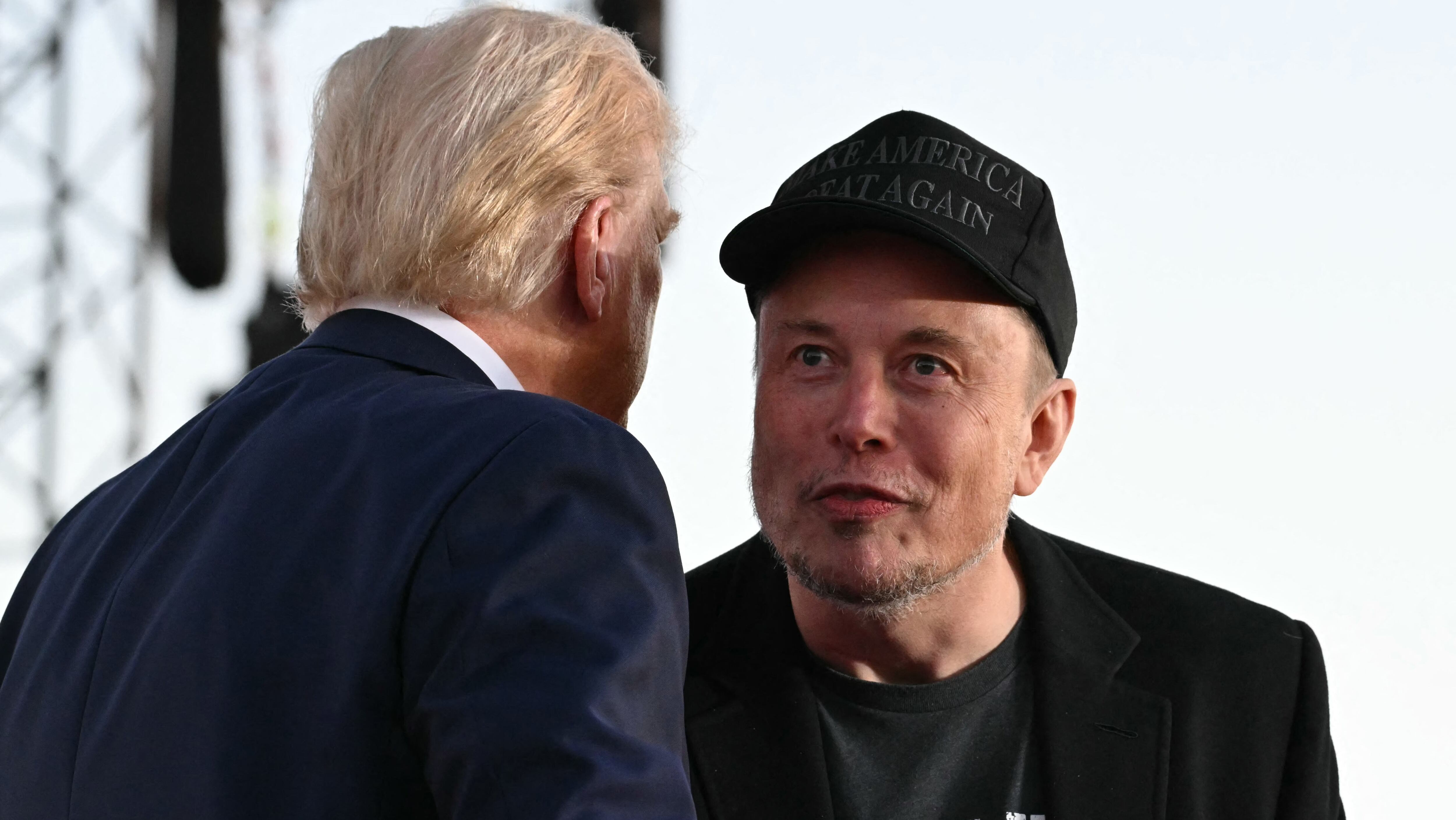 Elon Musk, director ejecutivo de Tesla, compartió con el presidente Donald Trump durante un mitin de campaña en el lugar de su primer intento de asesinato en Butler, Pensilvania, el 5 de octubre de 2024.