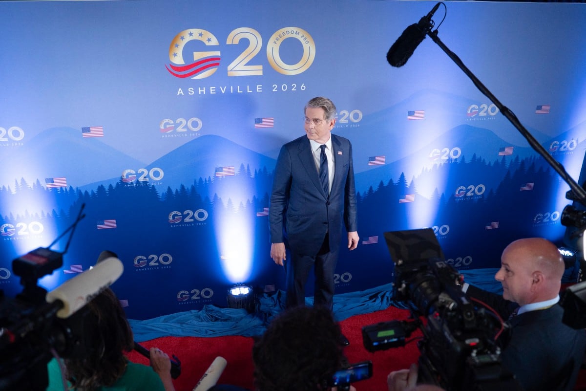 El secretario del Tesoro de Estados Unidos, Scott Bessent, habla con miembros de la prensa durante la reunión de ministros de Finanzas y gobernadores de bancos centrales del G20, en Asheville, Carolina del Norte, el 1.° de septiembre de 2026.