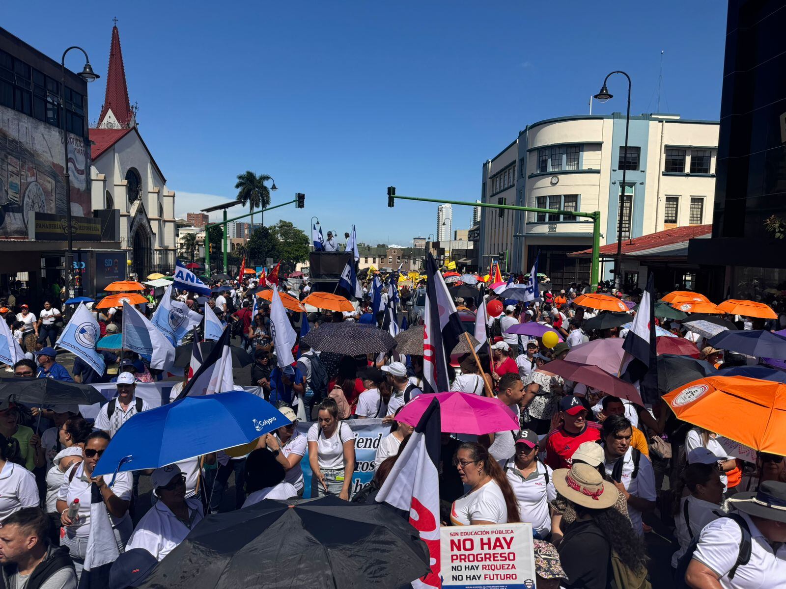 Organizaciones sindicales y productivas participan en la marcha para oponerse a la baja en los recursos para la educación el próximo año. Foto: Fernanda Matarrita