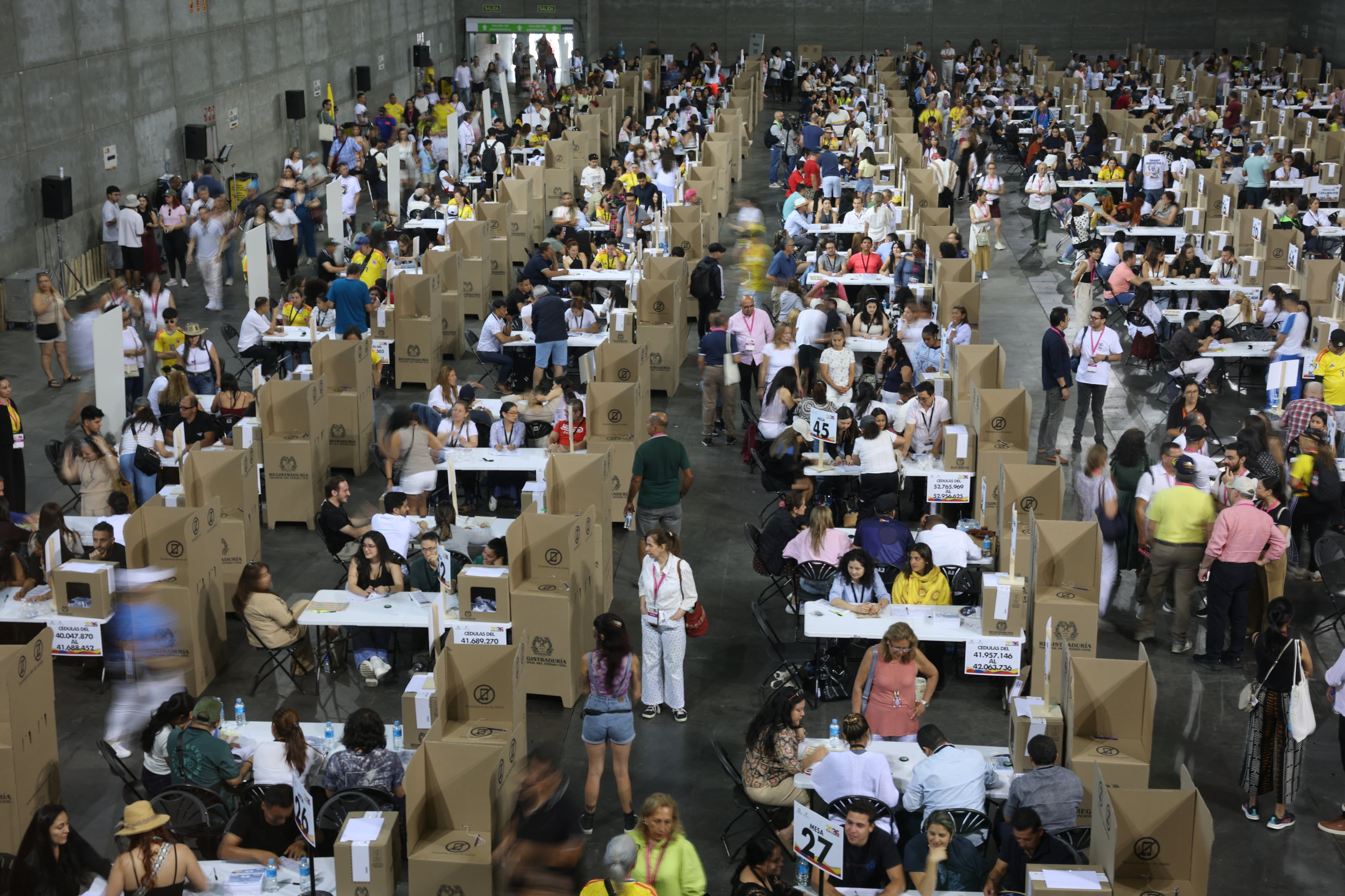 Colombianos residentes en España emiten su voto durante la segunda vuelta de las elecciones presidenciales de Colombia en el pabellón de Casa de Campo, en Madrid. Los ciudadanos eligen este domingo al próximo presidente del país entre el abogado de derecha Abelardo de la Espriella y la senadora de izquierda María José Pizarro.