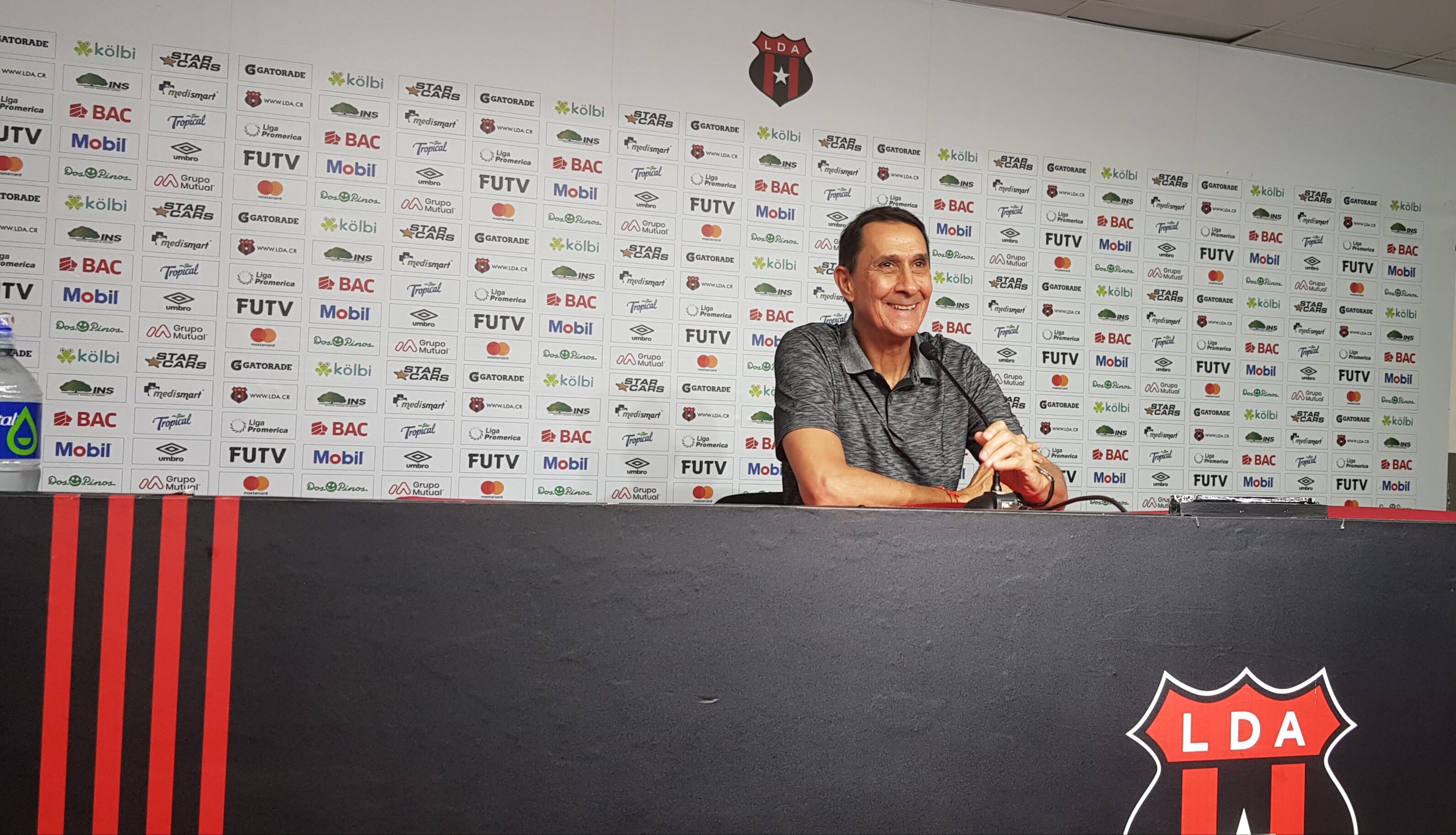 Alexandre Guimaraes está convencido de que las poco menos de 1.000 entradas que quedan para el clásico entre Liga Deportiva Alajuelense y Saprissa se venderán de aquí al domingo.