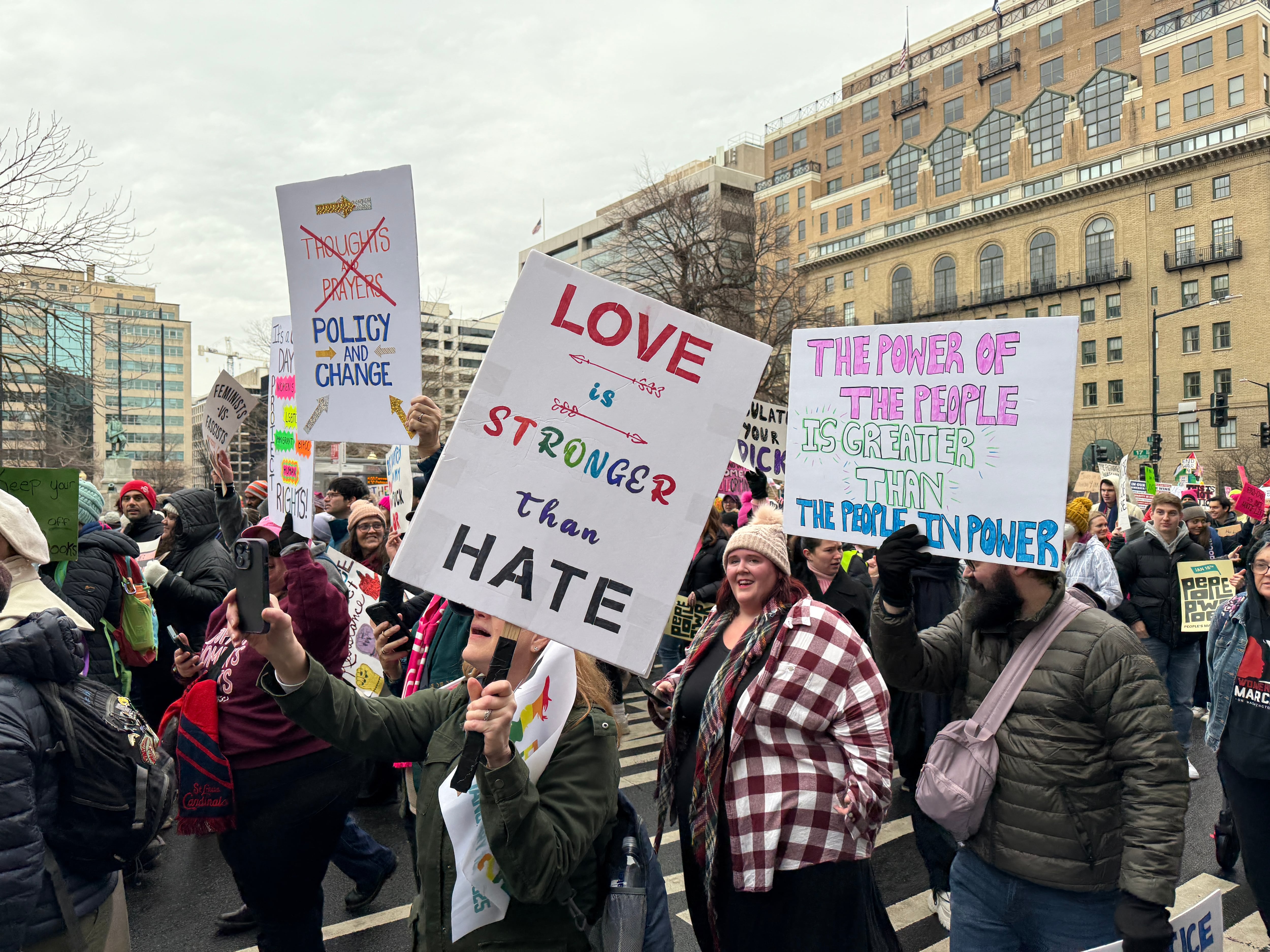 Personas se manifestaron durante la 'Marcha del Pueblo en Washington' el pasado18 de enero. Los manifestantes afirman que Trump violará los derechos de las mujeres, los inmigrantes y la comunidad LGBT.
