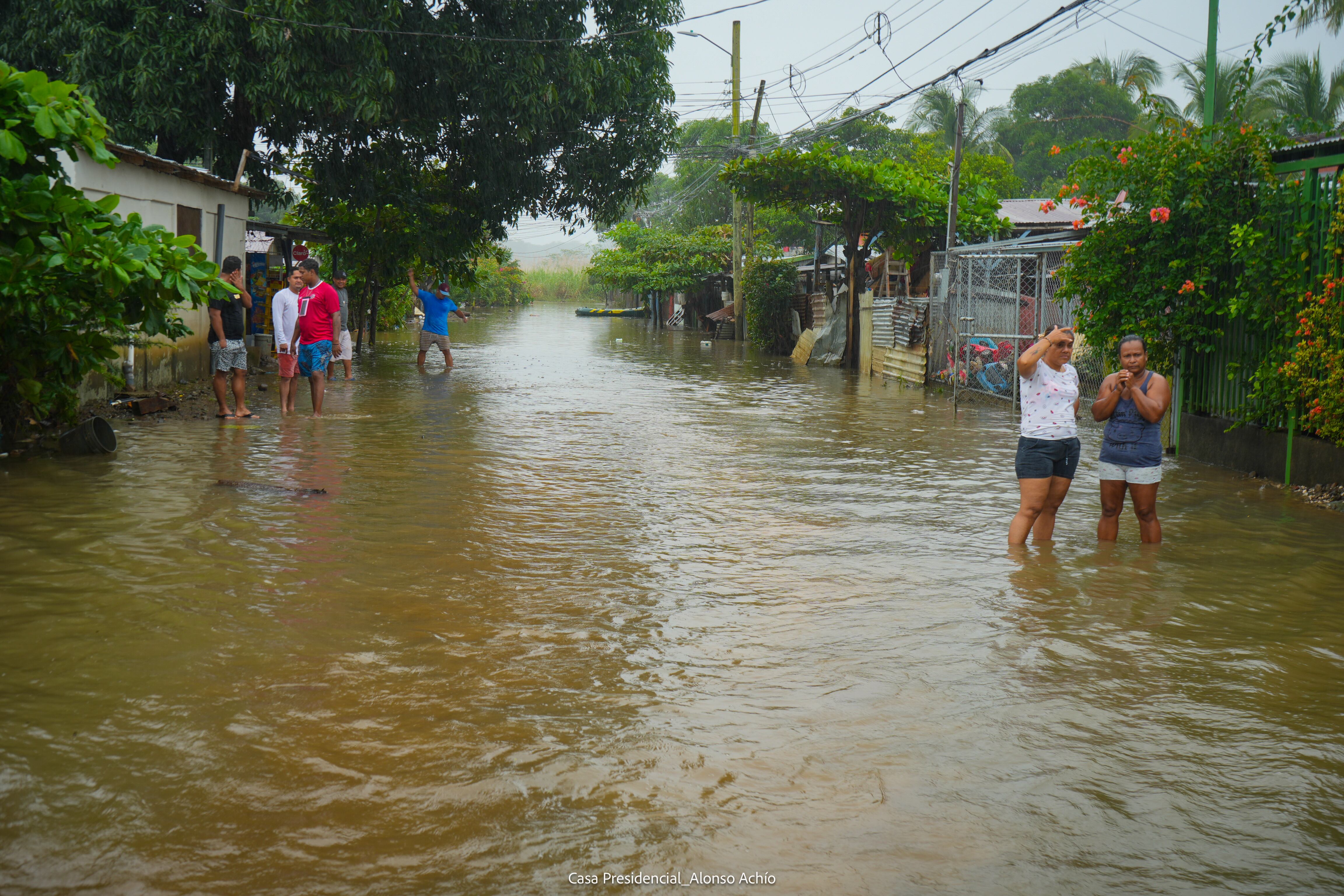 Este domingo, la comunidad de barrio Bambú en Filadelfia (cantón de Carrillo en Guanacaste) permanecía anegada. Fotografía: Cortesía CNE.