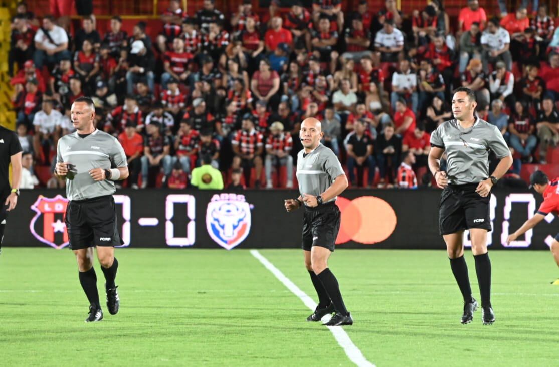 William Matus es el árbitro central para el partido entre Liga Deportiva Alajuelense y San Carlos.