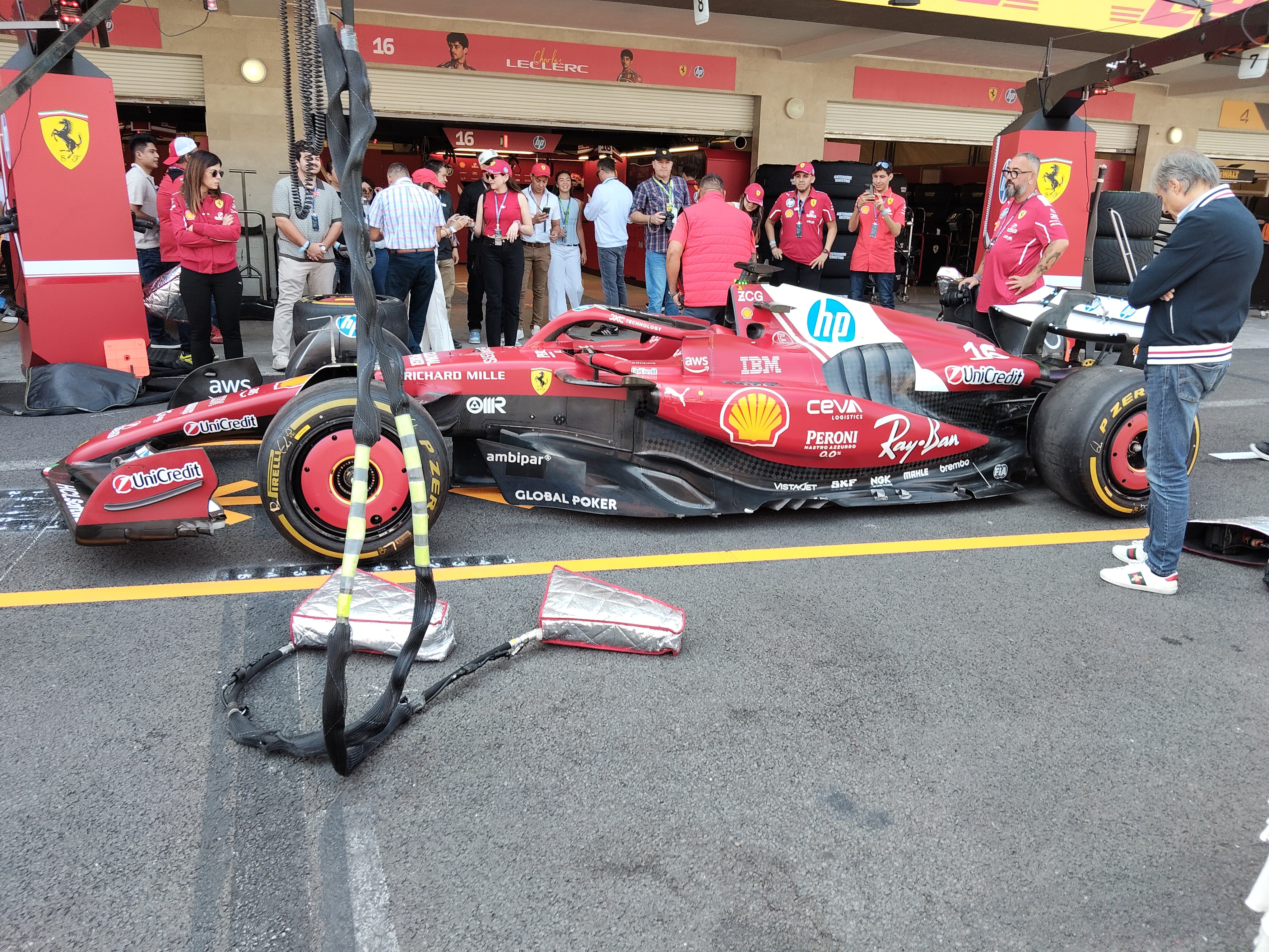 Los estudiantes participan de conversaciones con los expertos en la pista.