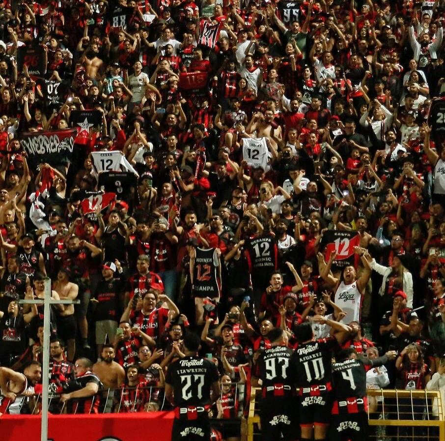 Los jugadores de Liga Deportiva Alajuelense se fueron a celebrar con La Doce y con los demás aficionados rojinegros al conseguir el bicampeonato de la Copa Centroamericana de Concacaf.