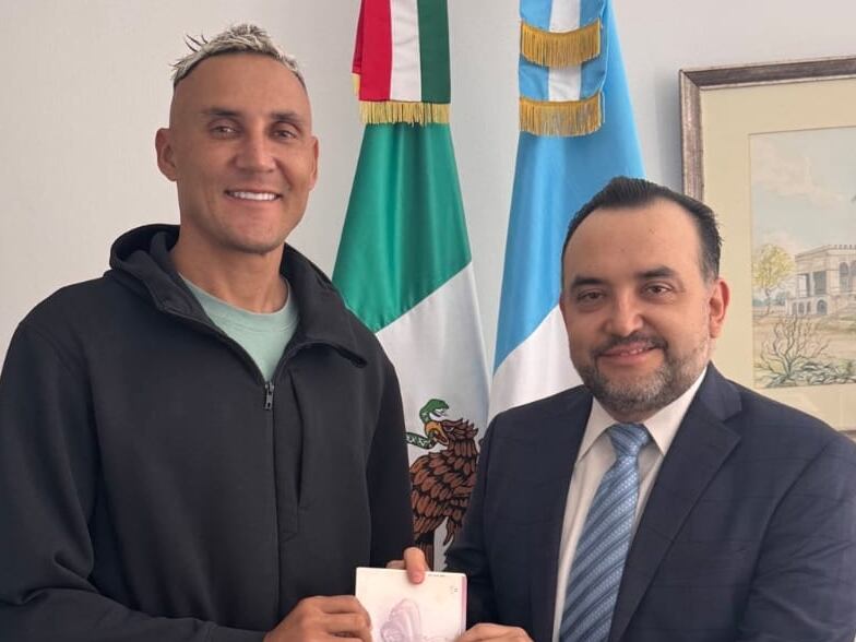Keylor Navas junto con el cónsul de México en Guatemala, Alejandro Martínez, quien hizo el trámite del permiso de trabajo del tico.